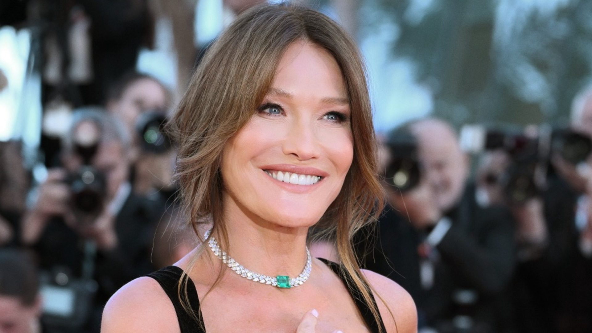 Η Carla Bruni έκανε τα φλας των φωτογράφων να πάρουν φωτιά στο Φεστιβάλ Καννών 2026 1