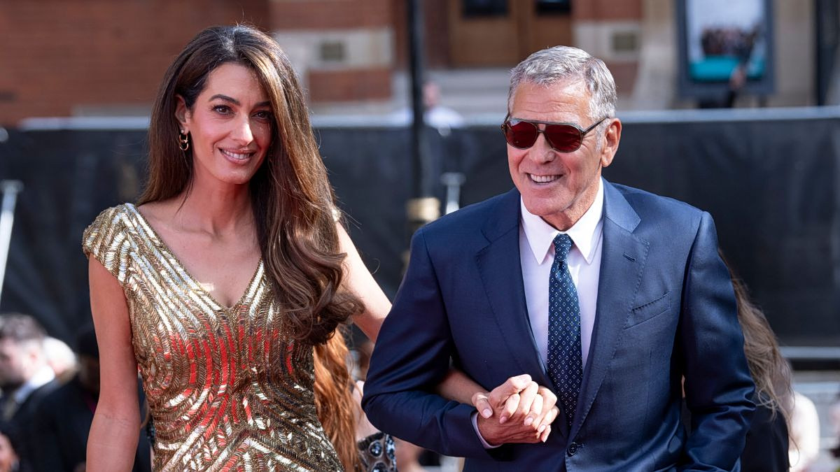 H Amal Clooney έκλεψε ξανά τις εντυπώσεις με χρυσό φόρεμα στην 50ή επέτειο του The King’s Trust