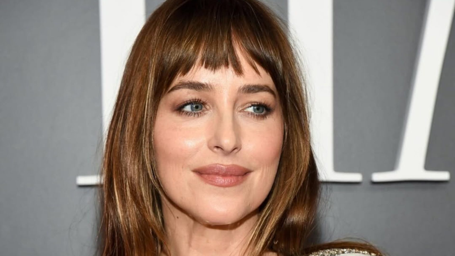 Dakota Johnson: Το νέο χρώμα μαλλιών της «φωνάζει» καλοκαίρι 1