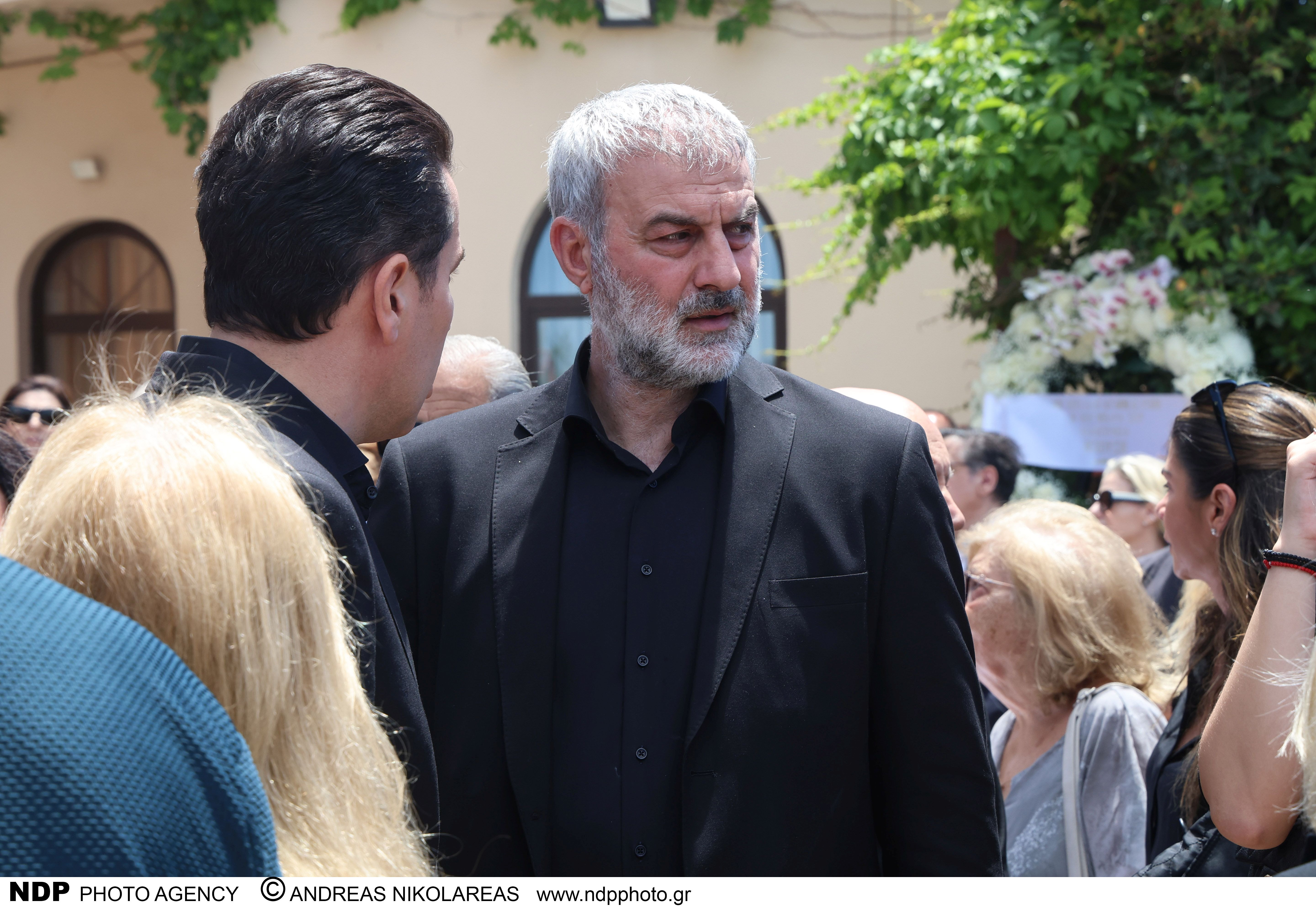 Γωγώ Μαστροκώστα: O σπαρακτικός επικήδειος του Τραϊανού Δέλλα στην κηδεία της- «Πέτα ψηλά, μακριά» 2