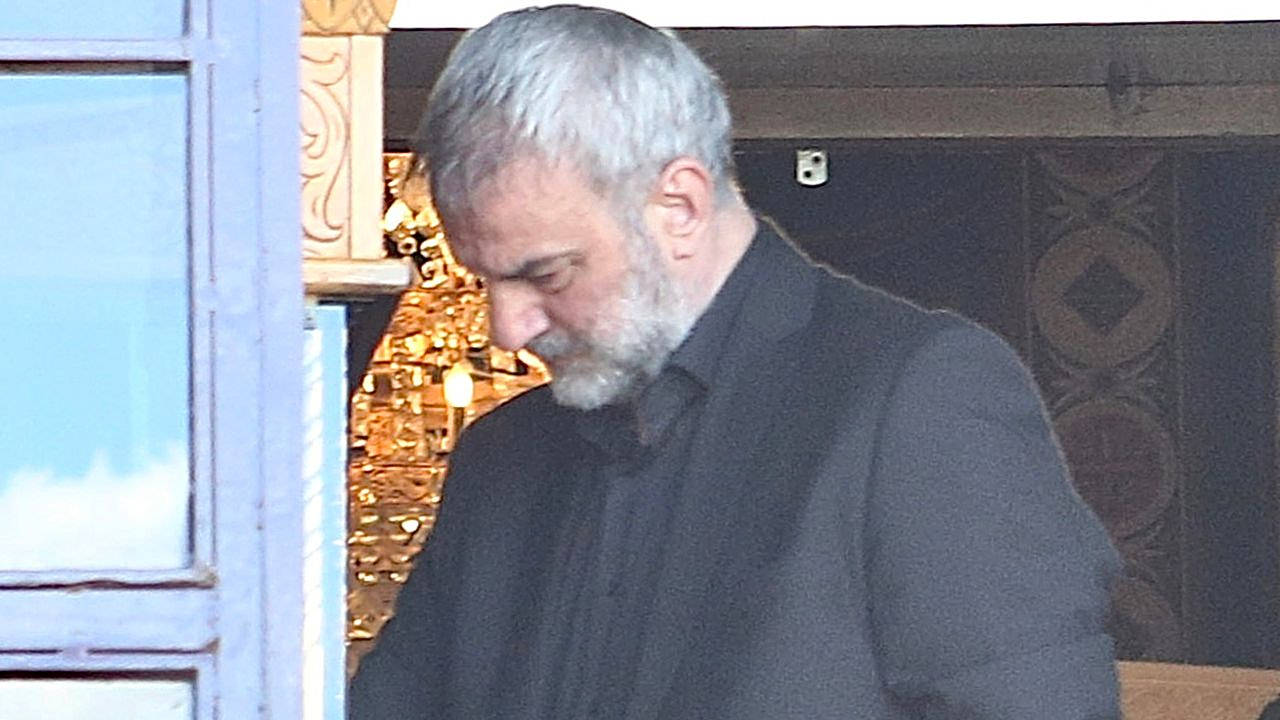 Γωγώ Μαστροκώστα: Συντετριμμένος ο Τραϊανός Δέλλας στο τελευταίο «αντίο» – Η στιγμή που ράγισε καρδιές