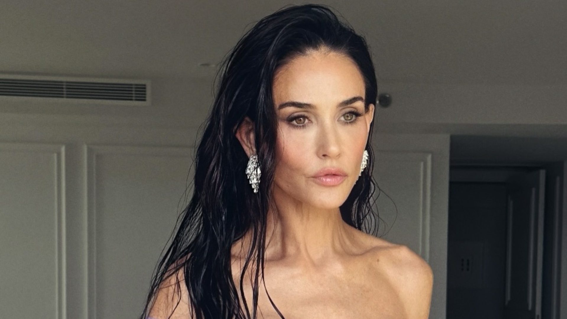 Θέλουμε τα glossy waves της Demi Moore από το Φεστιβάλ Καννών 2026 – Ήταν δημιούργημα του Δημήτρη Γιαννέτου 1