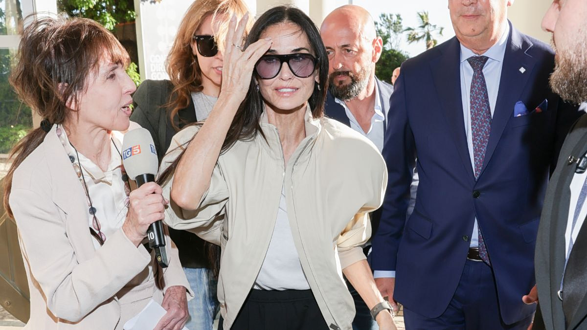H Demi Moore έφτασε στις Κάννες με το it πανωφόρι της σεζόν