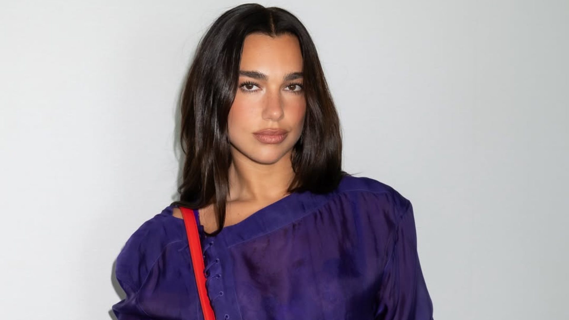 Το εντυπωσιακό μανικιούρ της Dua Lipa μας έβαλε σε disco mood 1