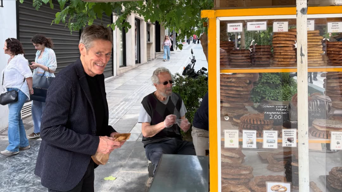 O Willem Dafoe έφτασε στην Αθήνα – Η συνάντηση με τον Μάριο Μπανούσι στο κέντρο για κουλούρι