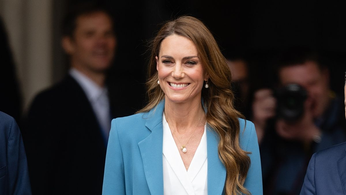 Kate Middleton: Η εμφάνιση στην Ιταλία με κοστούμι σε εντυπωσιακό χρώμα 1