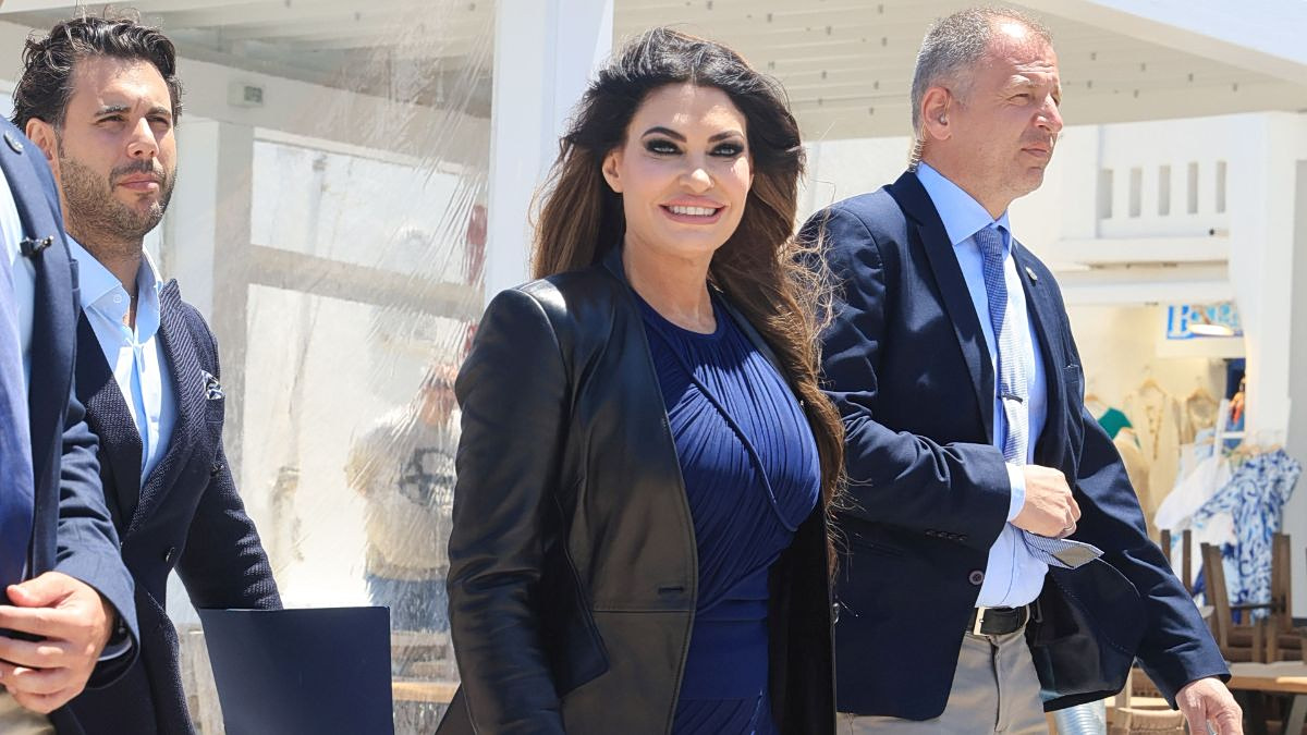 Kimberly Guilfoyle: H εμφάνιση με μπλε φόρεμα στη Μύκονο 1