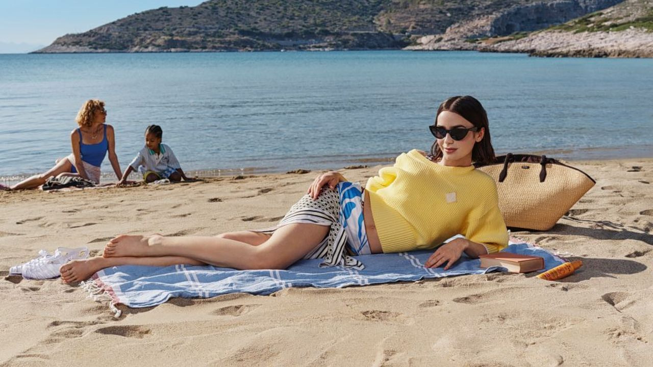 Η Lily Collins στέλνει χαιρετισμούς από τη Μύκονο: Ξεκίνησαν τα γυρίσματα του Emily in Paris