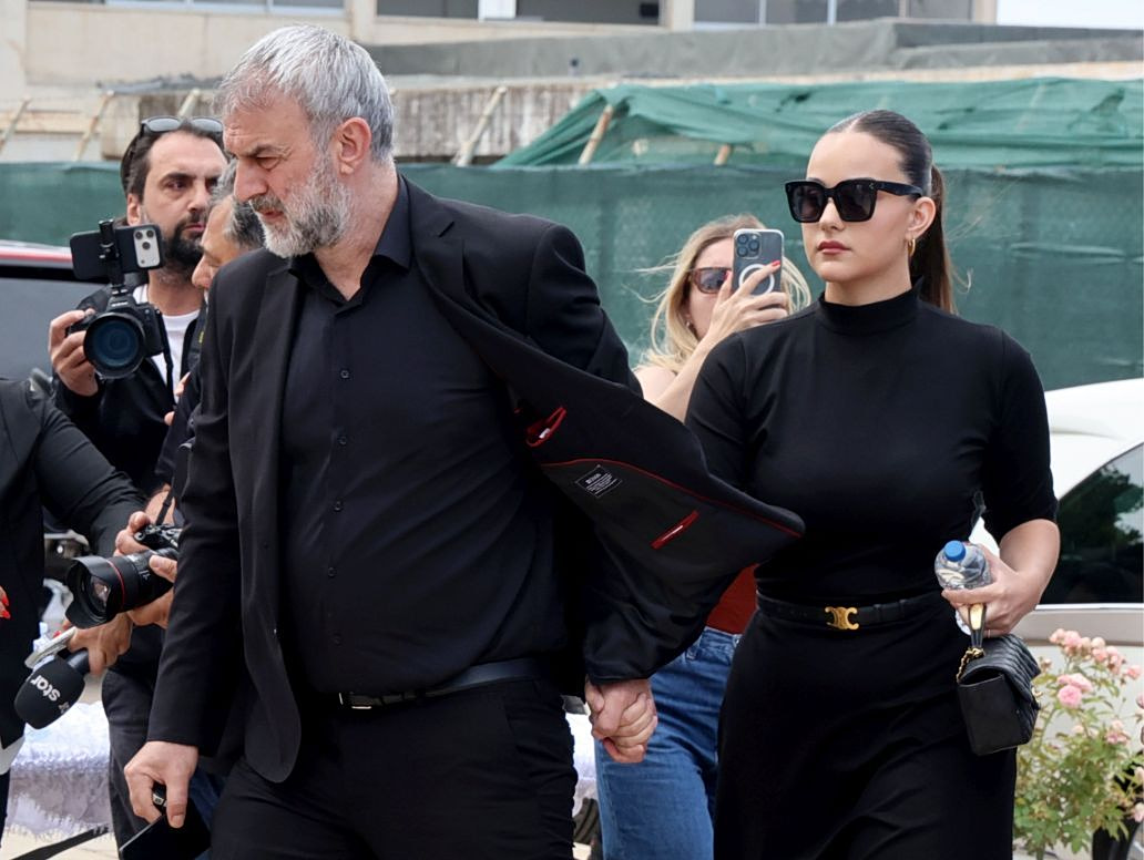 Γωγώ Μαστροκώστα: Συντετριμμένος ο Τραϊανός Δέλλας με την κόρη τους, Βικτώρια στο τελευταίο «αντίο»- Η στιγμή που ράγισε καρδιές