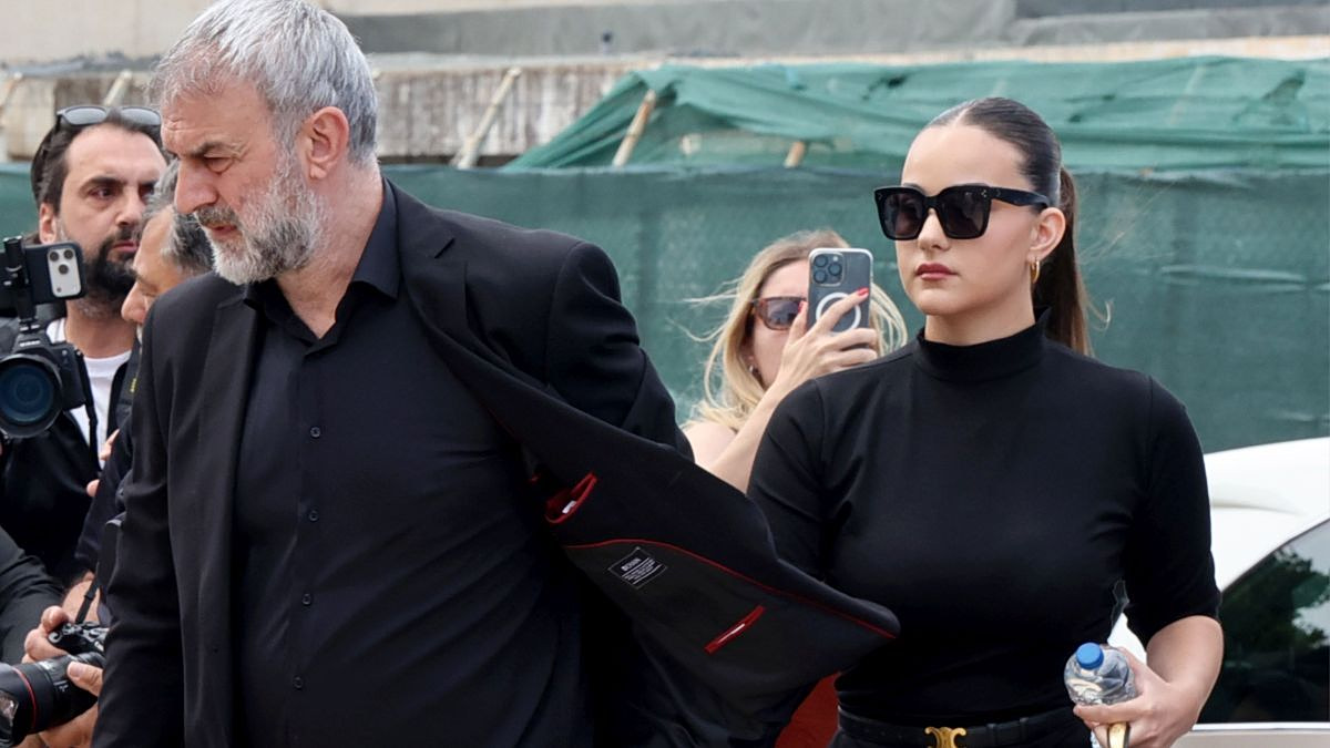 Γωγώ Μαστροκώστα: Συντετριμμένος ο Τραϊανός Δέλλας με την κόρη τους, Βικτώρια στο τελευταίο «αντίο»- Η στιγμή που ράγισε καρδιές 1