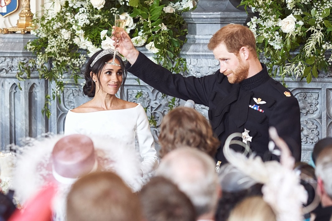 Η Meghan Markle μοιράστηκε αδημοσίευτες φωτογραφίες του γάμου της για την επέτειό της με τον πρίγκιπα Harry