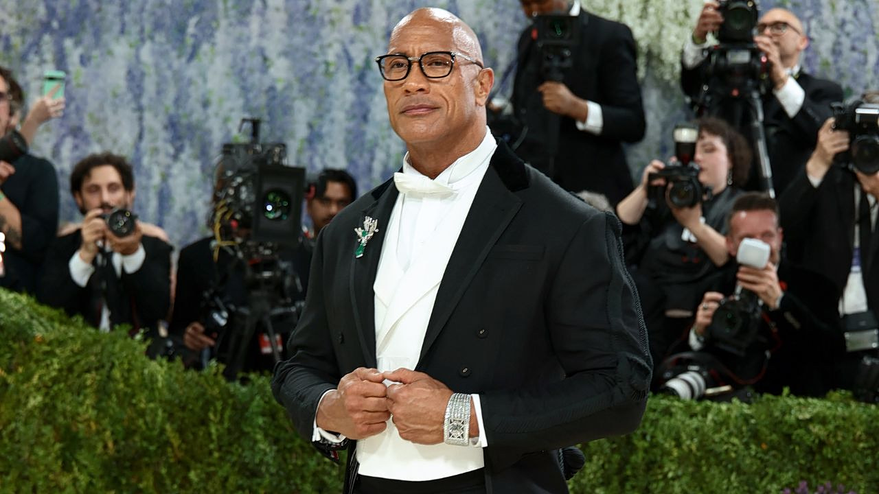 O Dwayne Johnson στο Met Gala 2026: Η εμφάνιση με φούστα που έγινε ηχηρή δήλωση για την αρρενωπότητα