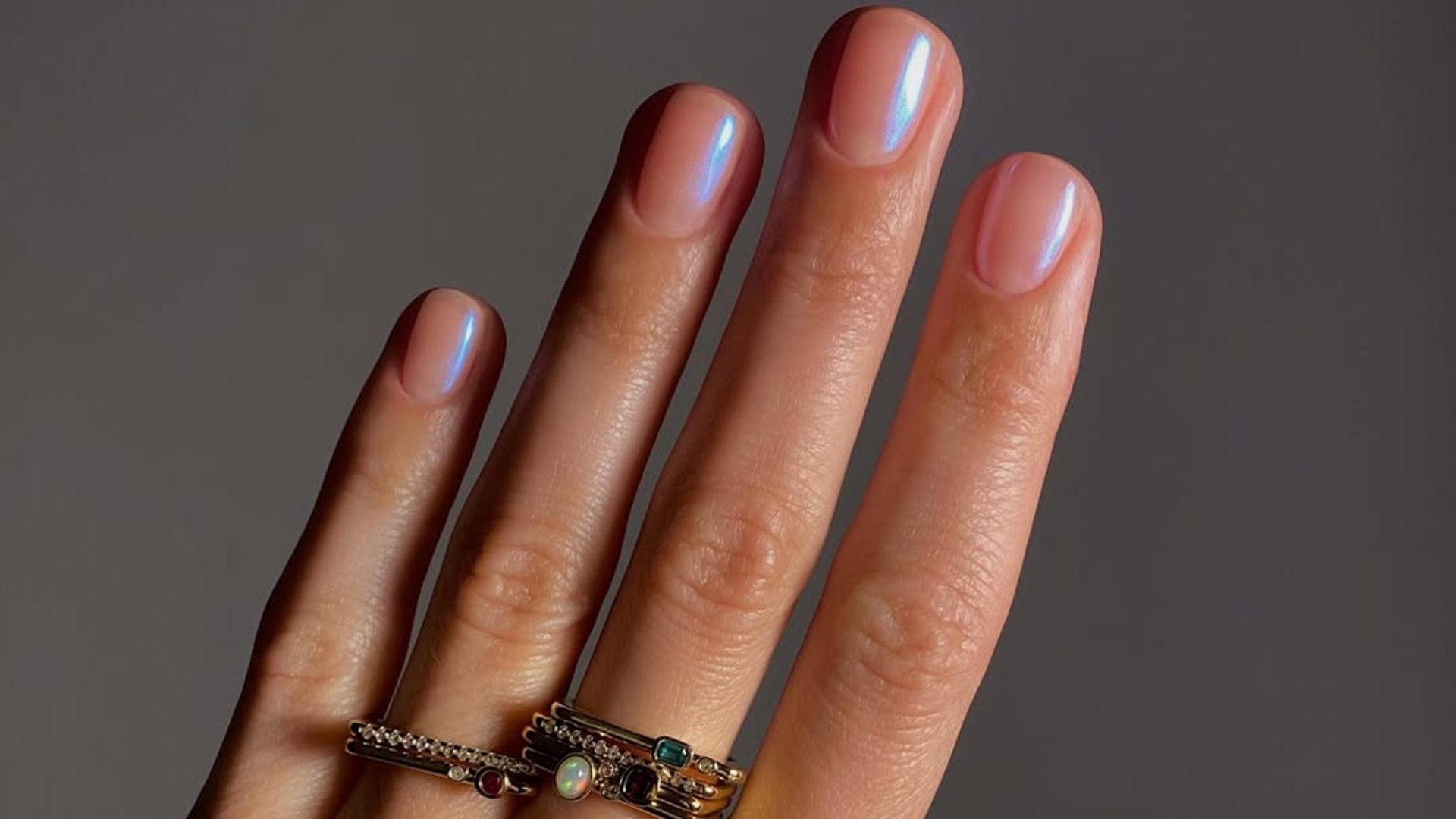 Pool-glazed nails: Η τάση στο μανικιούρ που θα σας βάλει σε καλοκαιρινό mood 1