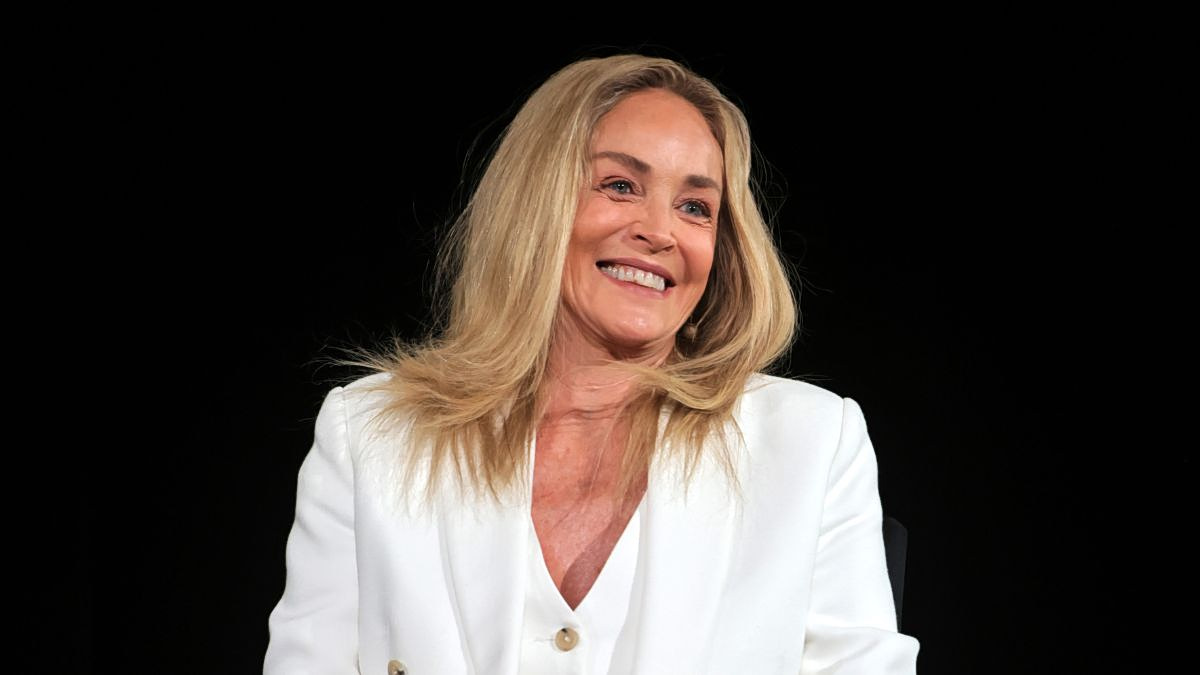 Sharon Stone: H εμφάνιση στα λευκά και με εμφανώς μακρύτερα μαλλιά