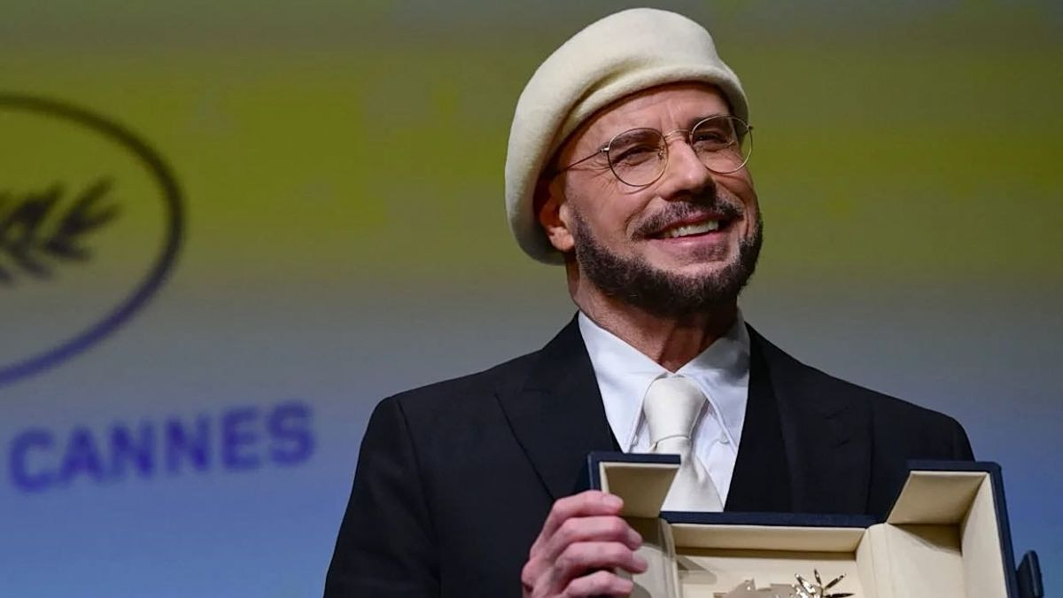John Travolta: Ο λόγος που επέλεξε να εμφανιστεί με λευκό μπερέ στις Κάννες