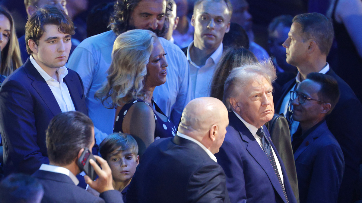Αγνώριστος ο Barron Trump: Αξύριστος, με πιο μακριά μαλλιά κι επιμελώς ατημέλητο λουκ 1