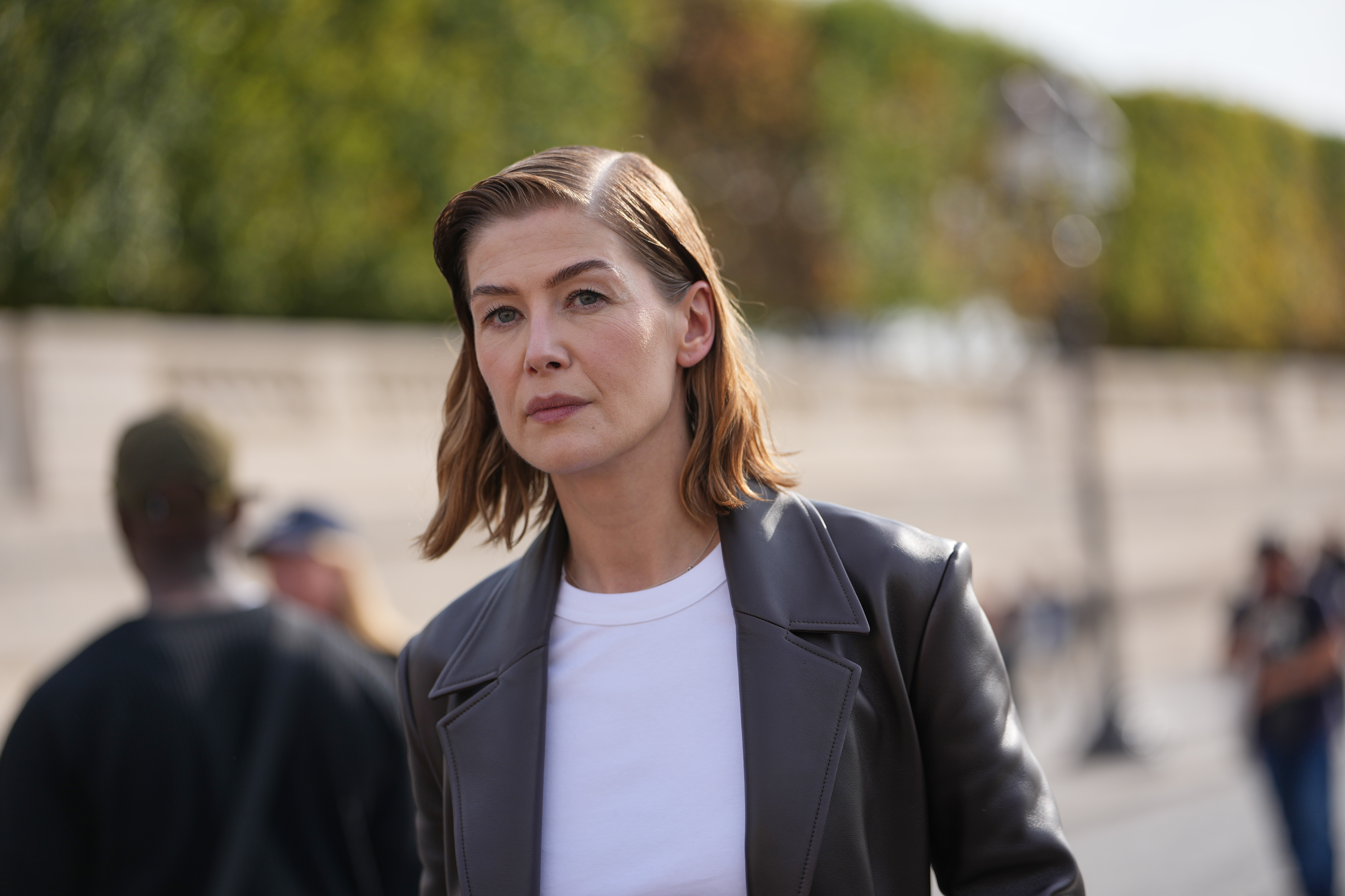 Η Rosamund Pike έβαλε στη θέση του έναν θεατή που έστελνε μηνύματα την ώρα της παράστασής της 1