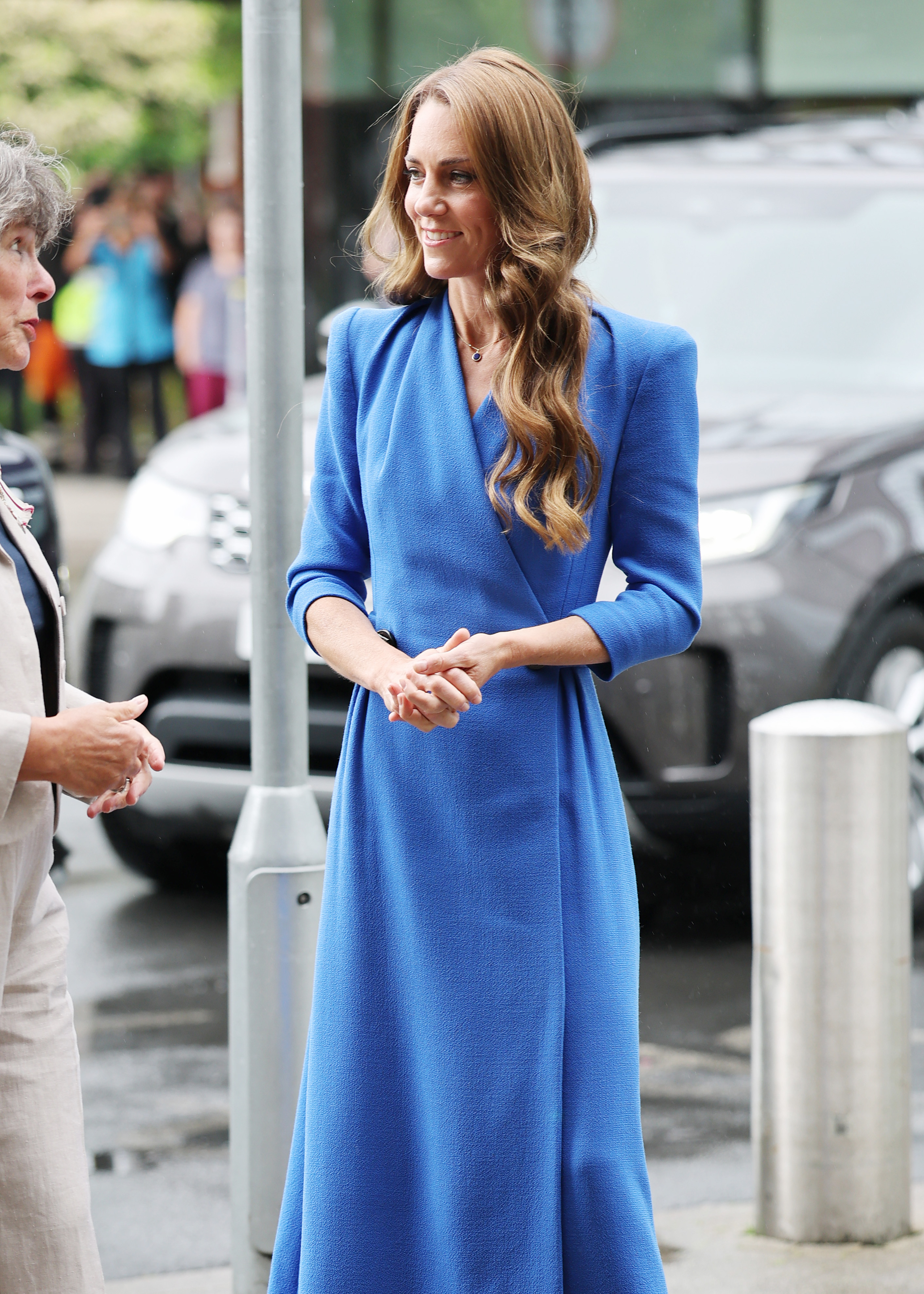 Kate Middleton: Η συγκινητική επίσκεψη σε κέντρο καρκίνου και το κομψό cobalt blue φόρεμα 2