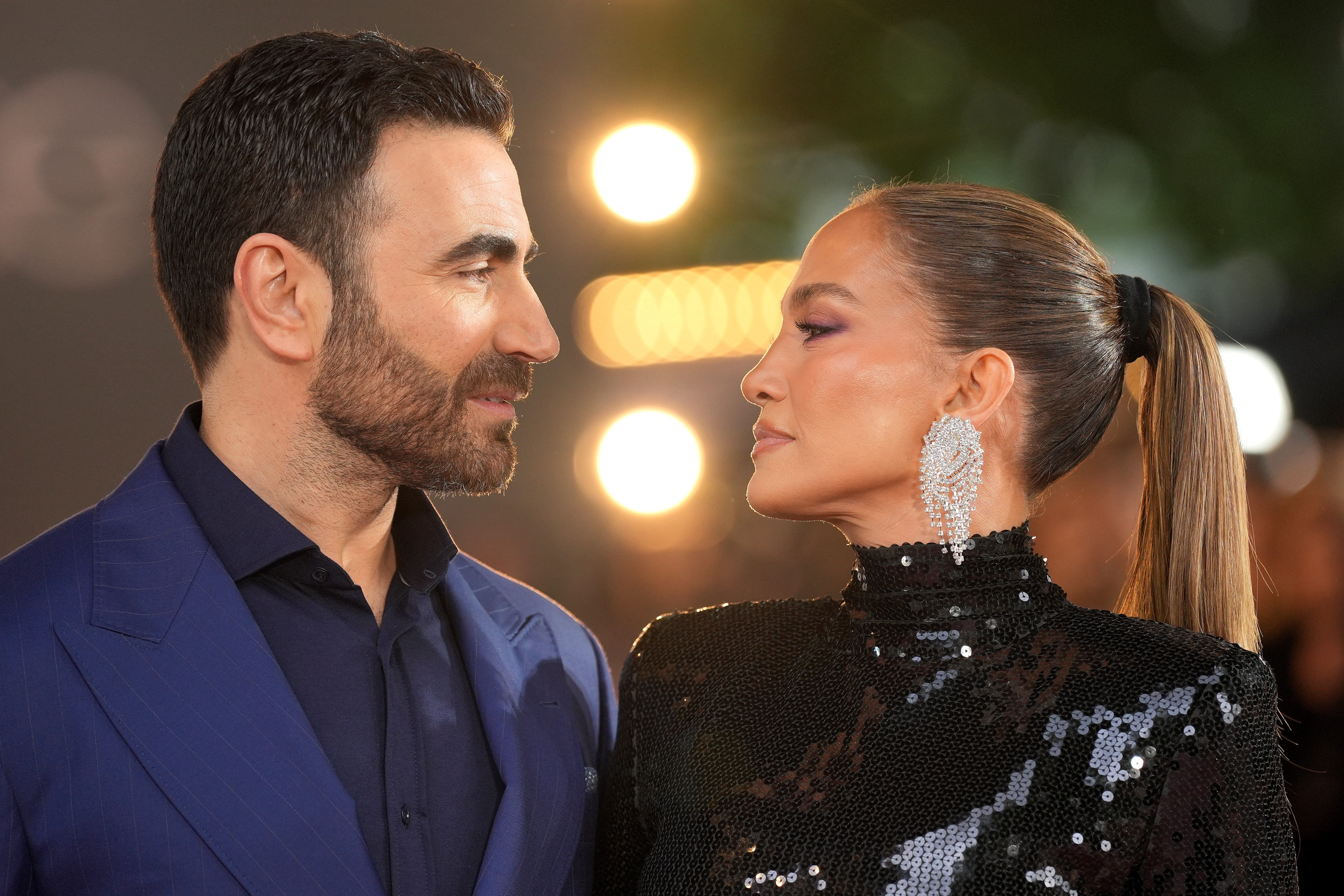 Jennifer Lopez και Brett Goldstein στην πρεμιέρα του Λονδίνου για το Office Romance – Η ταινία, το press tour και η συζήτηση γύρω από τη χημεία τους 1