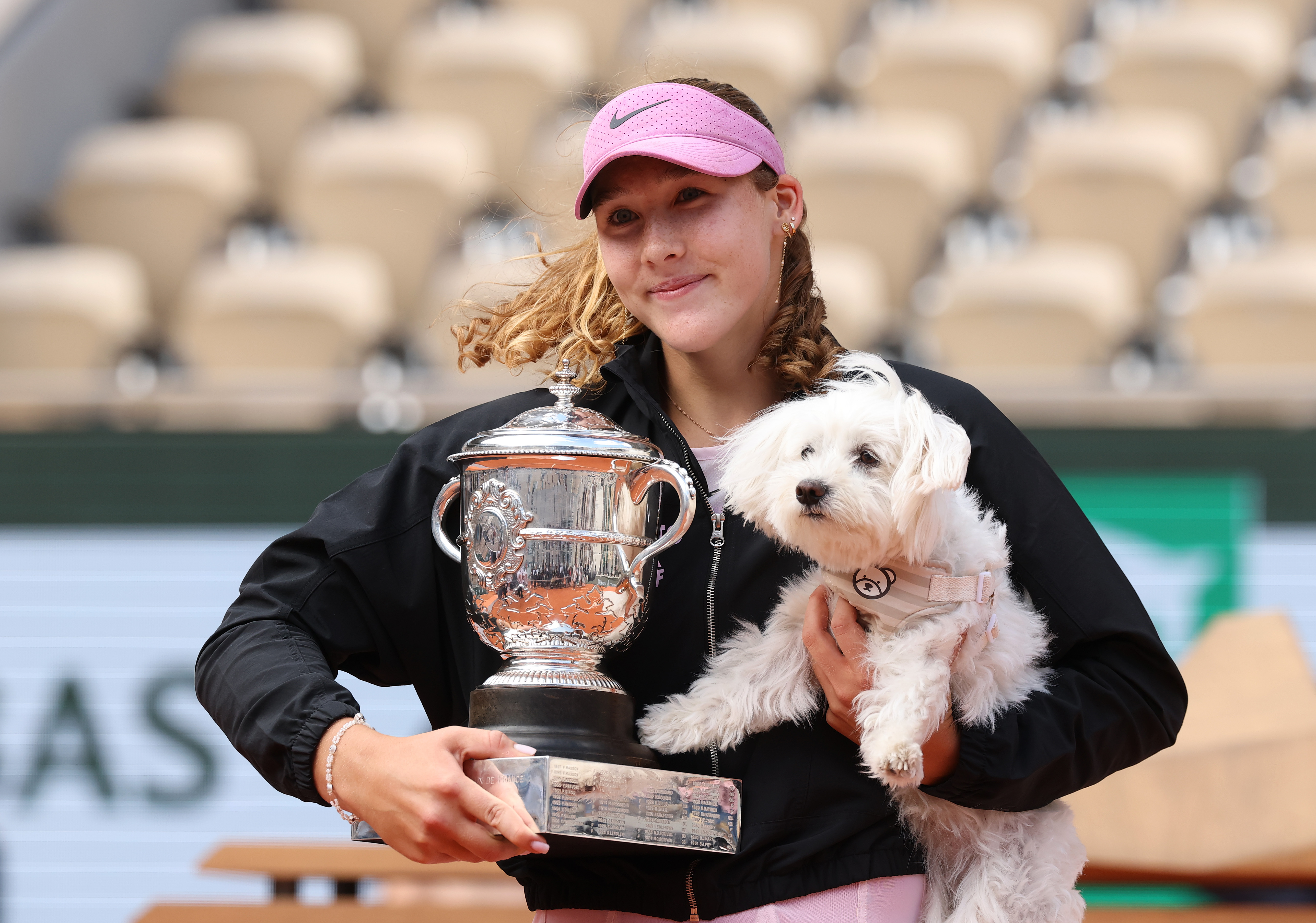 Mirra Andreeva: Η νέα βασίλισσα του Roland Garros, πανηγύρισε με το τρόπαιο στο ένα χέρι και έναν σκύλο στο άλλο 1