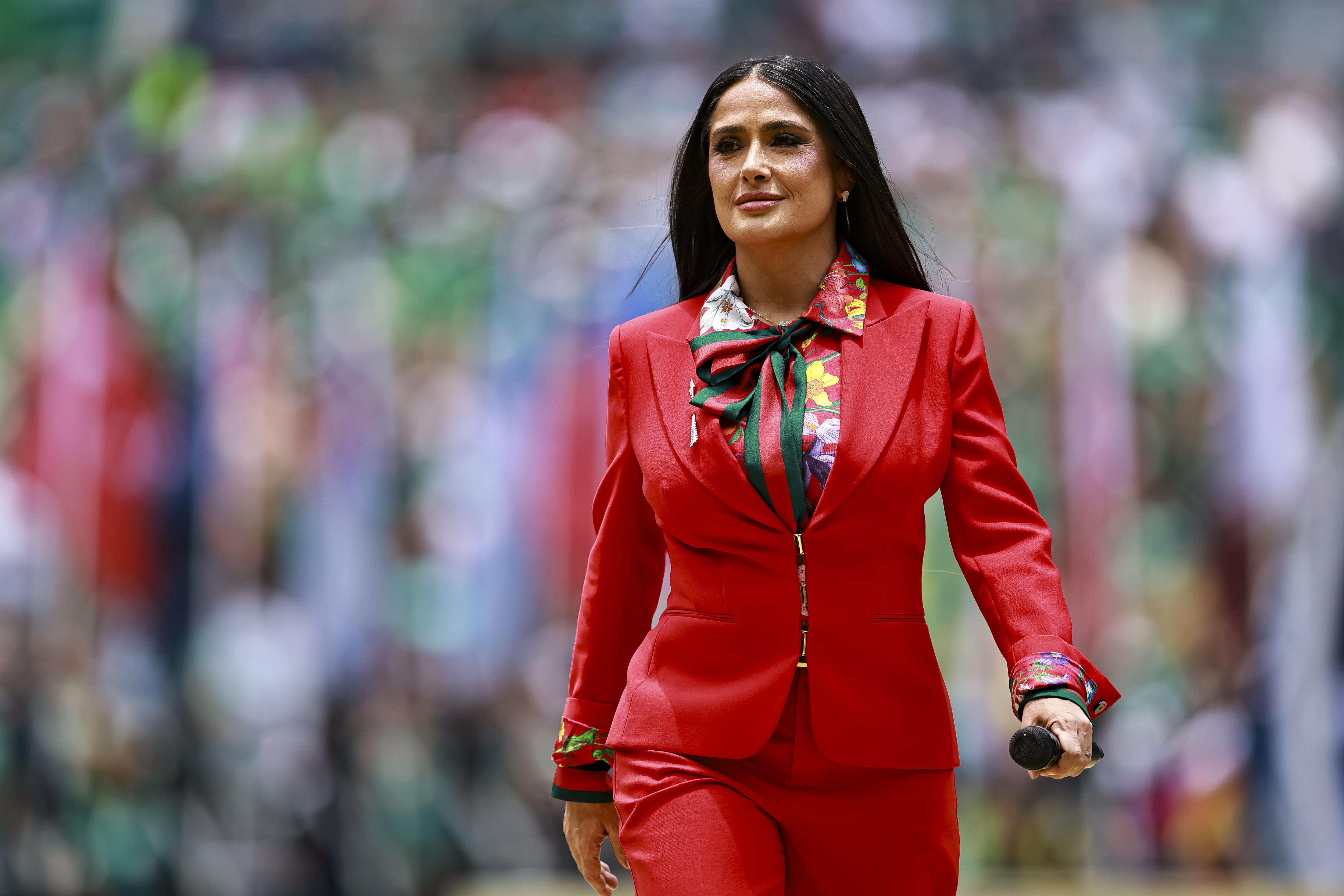 Salma Hayek: Με κατακόκκινο power suit στην έναρξη του Μουντιάλ 2026 – Φόρος τιμής στο Μεξικό το εντυπωσιακό look της 1