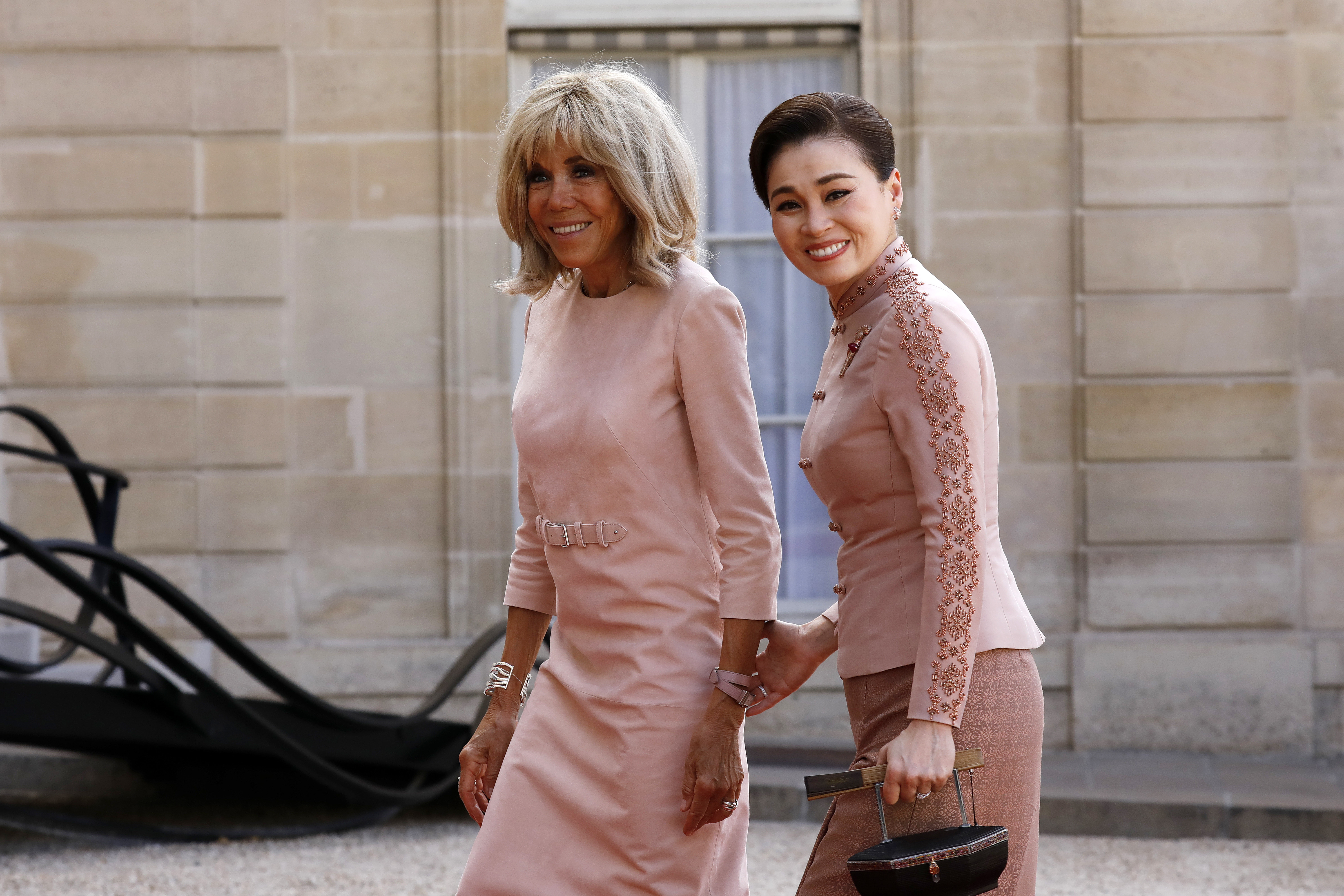 Η Brigitte Macron και η βασίλισσα Suthida σε μια στιλιστική «μονομαχία» κομψότητας στο Παρίσι 1