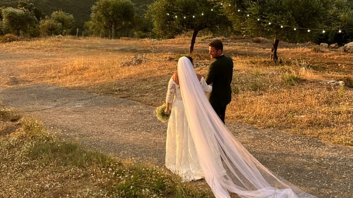 Η Δανάη Μπάρκα και ο Φάνης Μπότσης παντρεύτηκαν σε μια συγκινητική τελετή στη Μάνη 1