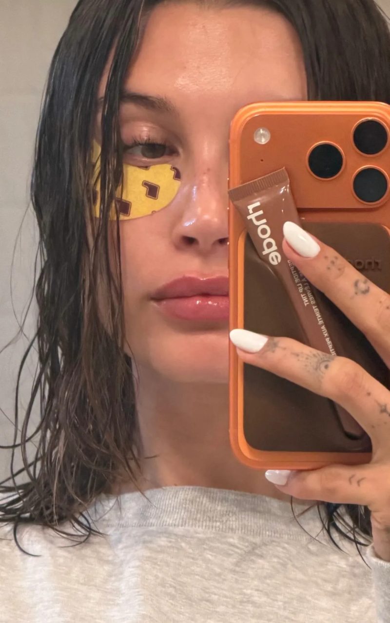 Hailey Bieber: Έκανε το μανικιούρ που δε συνηθίζουμε να βλέπουμε στα νύχια της 2