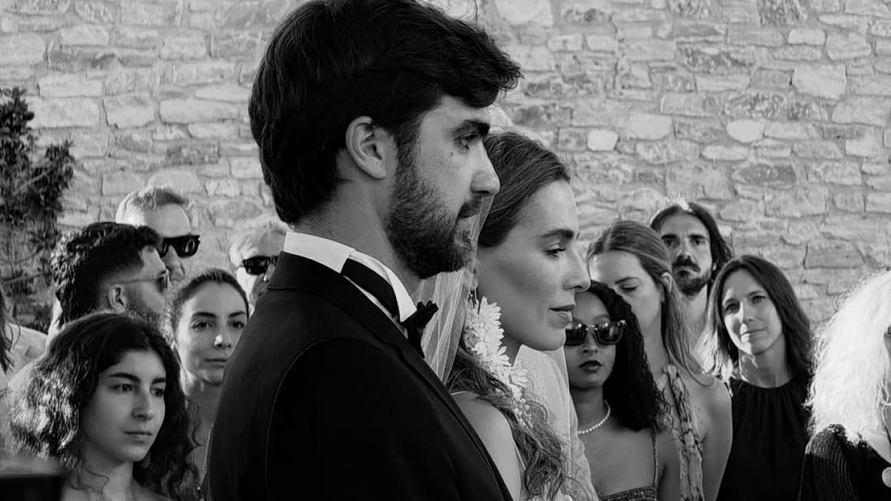 Μελία Κράιλινγκ – Νίκος Καλαντζόπουλος: Παντρεύτηκαν στη Σύρο 1