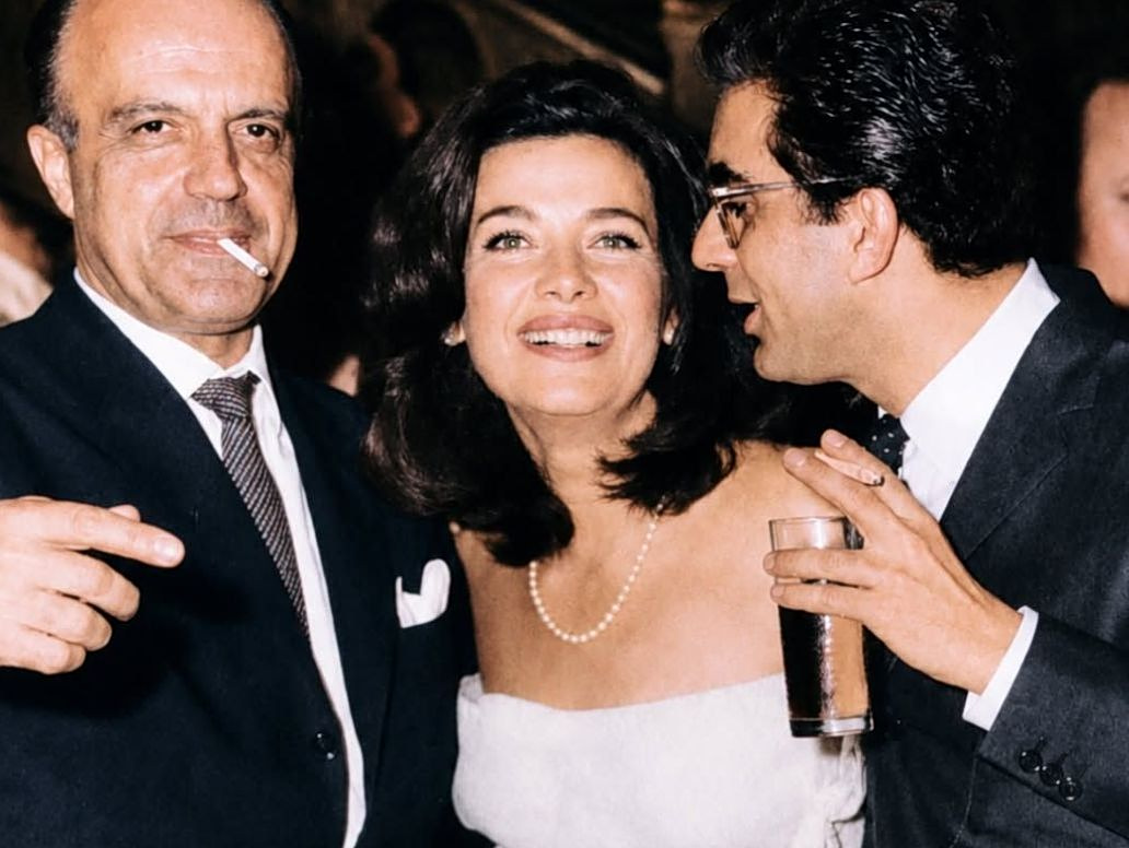 A touch of class: Ο Δημήτρης Μυράτ, η Τζένη Καρέζη και ο Δημήτρης Χορν σε σπάνιο στιγμιότυπο απ΄το γάμο της με τον Ζάχο Χατζηφωτίου 1