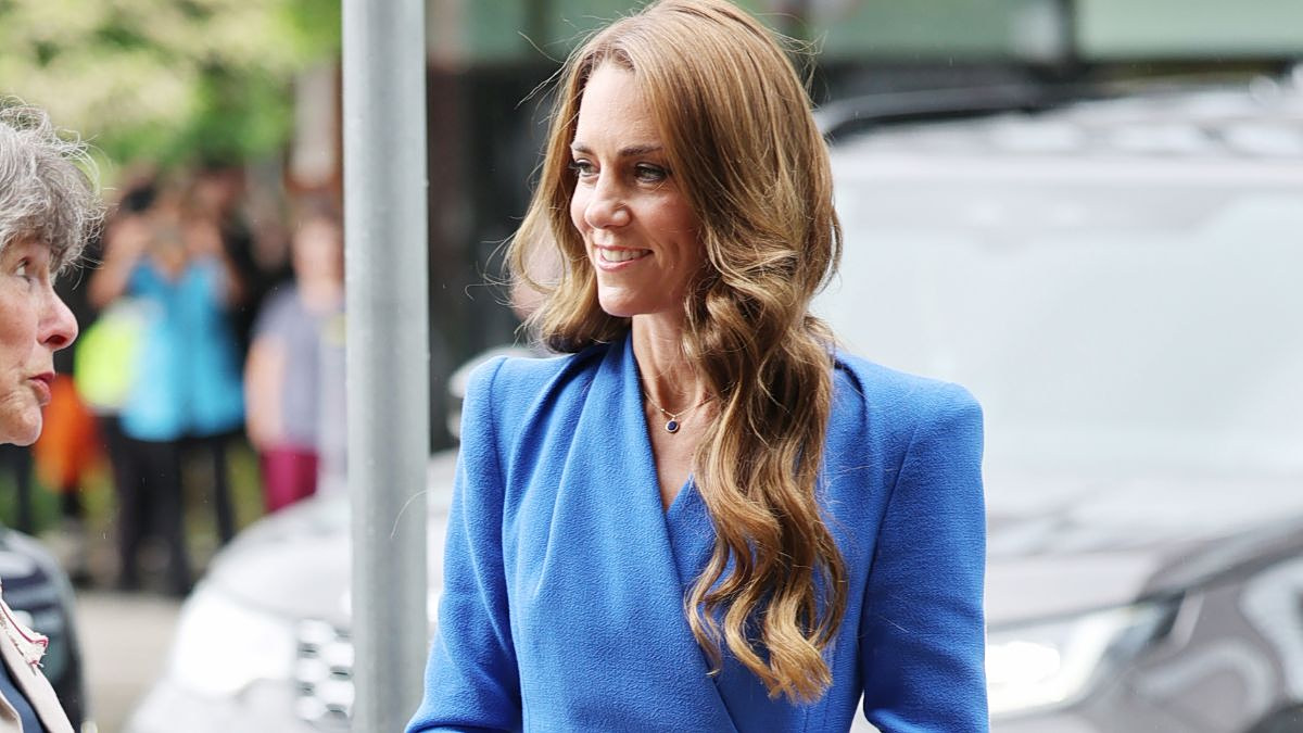 Kate Middleton: Η συγκινητική επίσκεψη σε κέντρο καρκίνου και το κομψό cobalt blue φόρεμα