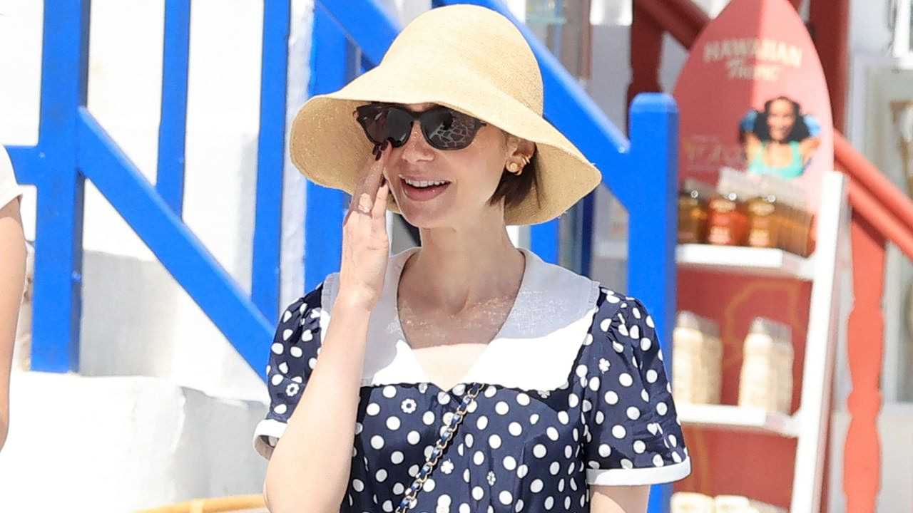 Η Lily Collins στη Μύκονο με το polka dot φόρεμα που επιβεβαιώνει τη μεγαλύτερη τάση του καλοκαιριού