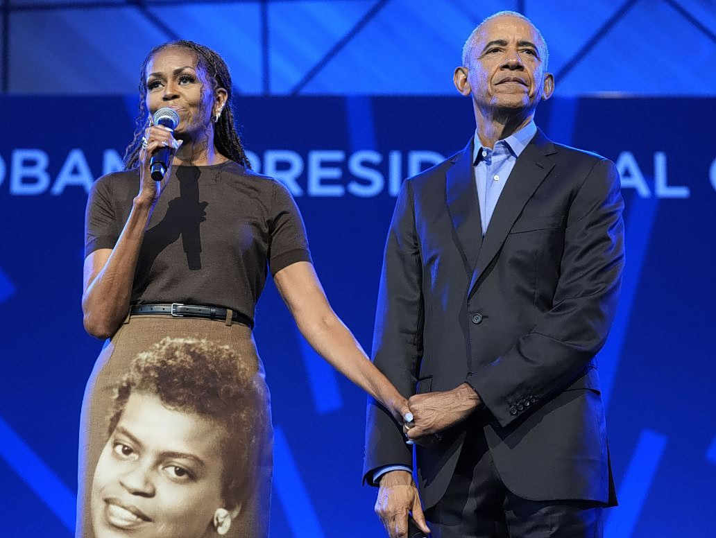 H Michelle Obama έκανε το πιο προσωπικό fashion statement –Τίμησε τη μητέρα της φορώντας φούστα με το πορτρέτο της 1