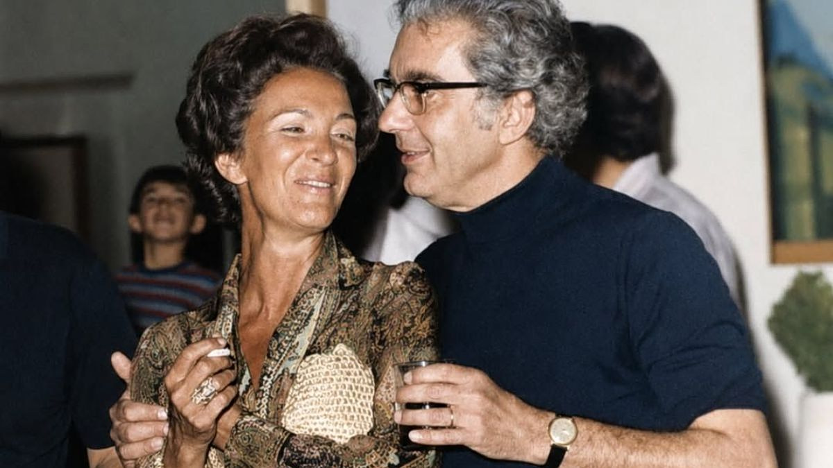 Κάποτε σε μια Άλλη Μύκονο: Η σπάνια λήψη του Δημήτρη Χορν με τη Μαίρη Μπενάκη τη δεκαετία του ’70 1