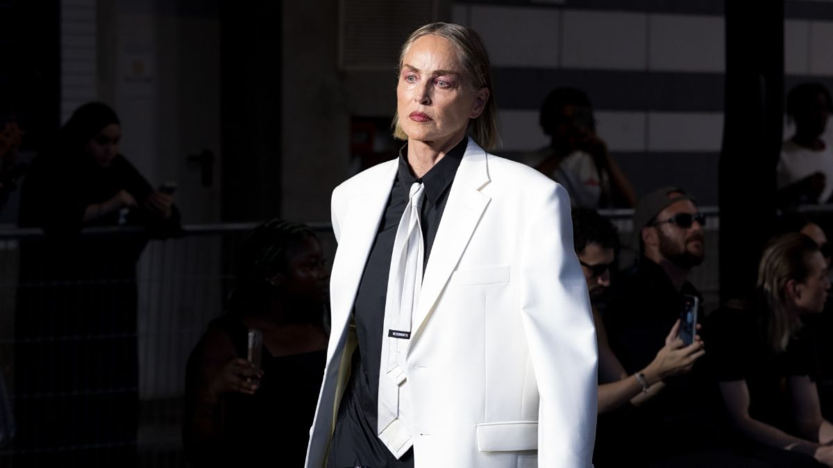 Sharon Stone: Επέστρεψε στην πασαρέλα μετά από τρεις δεκαετίες 1