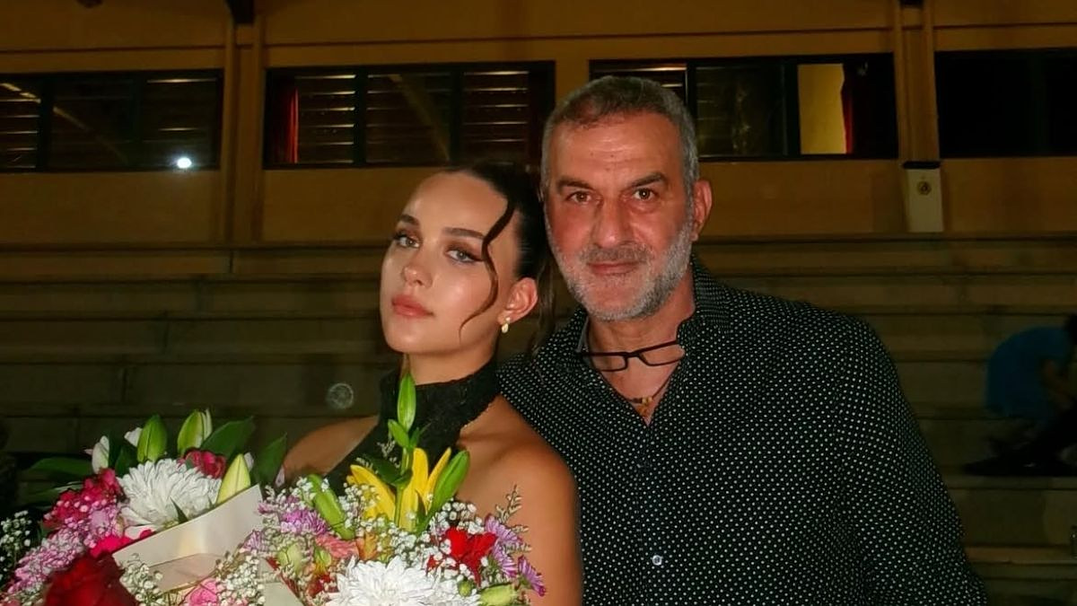 Συγκινητική αποφοίτηση για τη Βικτώρια Δέλλα: Το μήνυμα αγάπης στον πατέρα της και η αναφορά στη μητέρα της 1