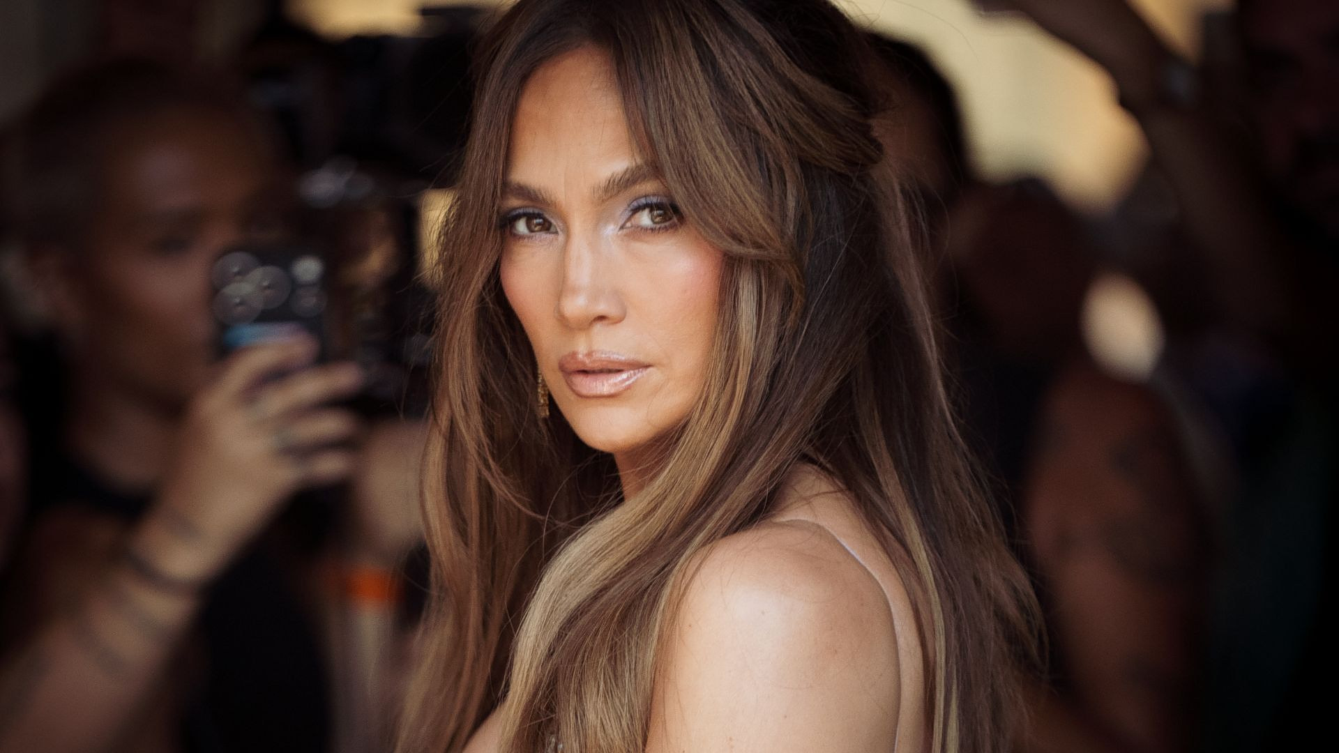 Jennifer Lopez: Πώς καταφέρνει στα 56 της να μοιάζει 35αρα; 1