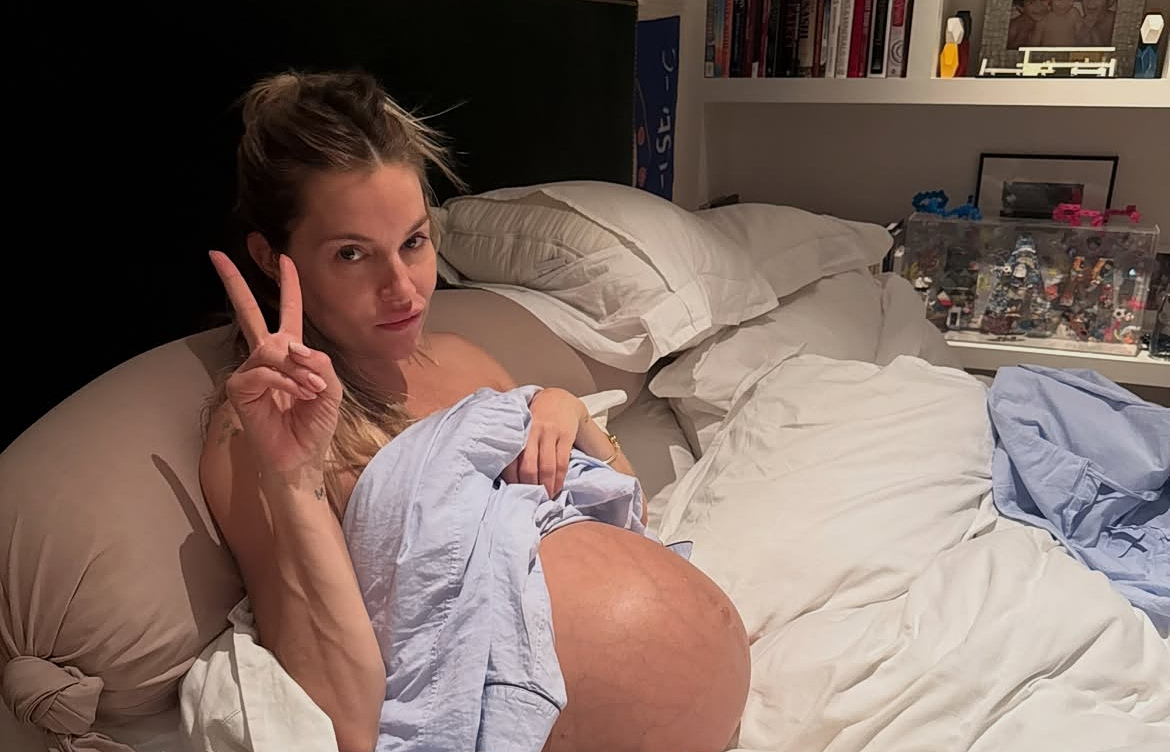Sienna Miller: Δημοσίευσε για πρώτη φορά φωτογραφίες του νεογέννητου μωρού της 1