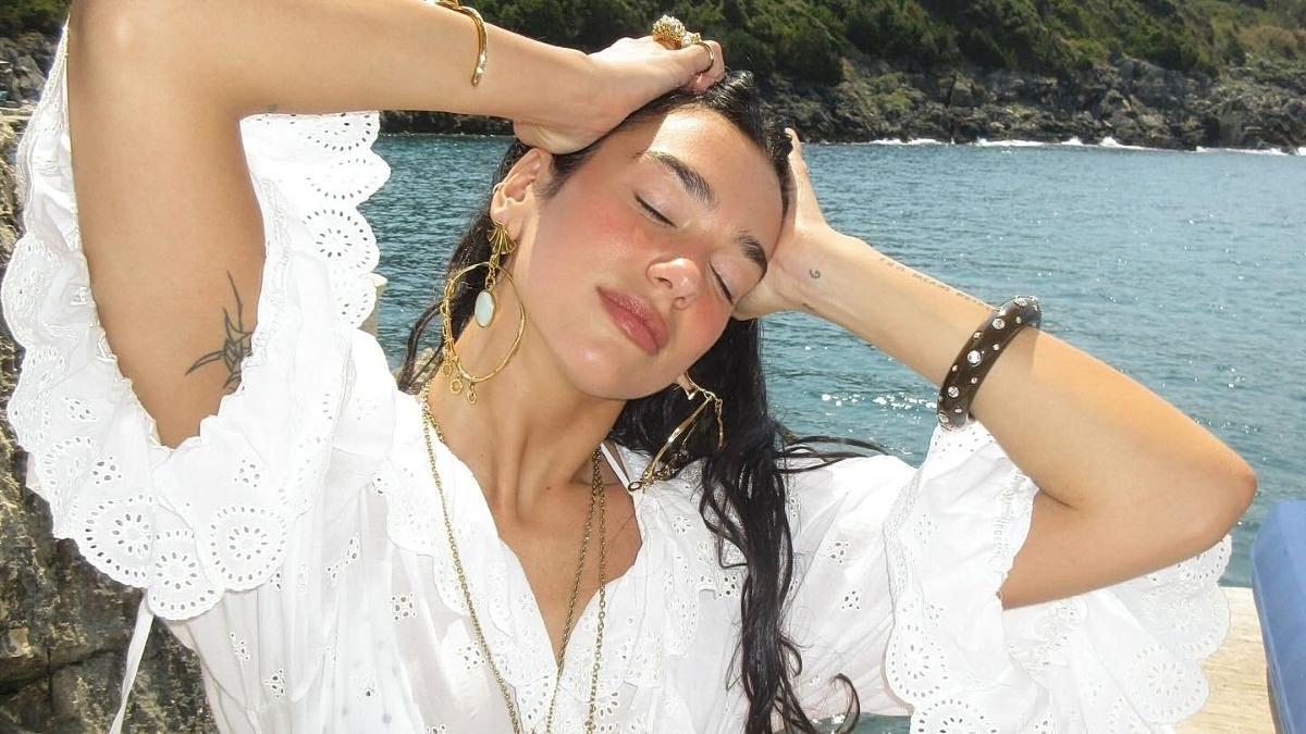 Dua Lipa summer: Τα καλοκαιρινά look της σταρ που μας πάνε παραλία 1