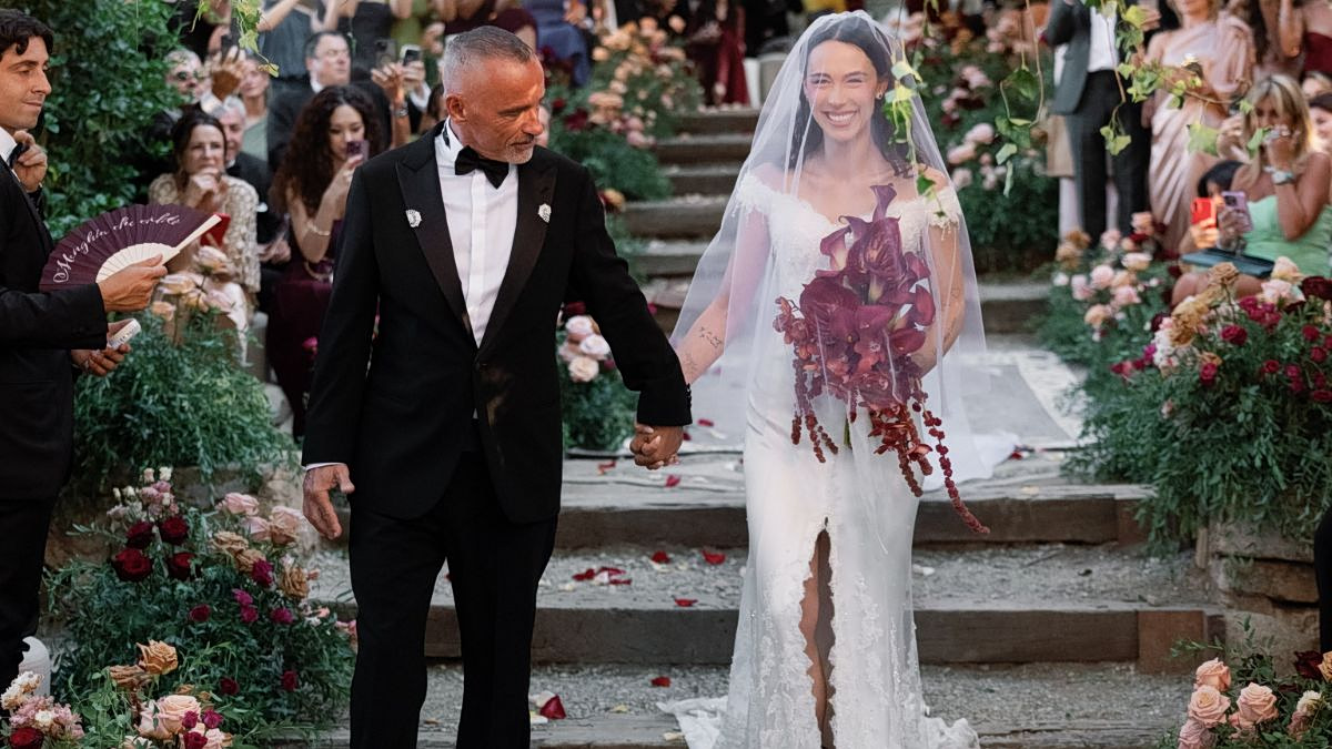 Eros Ramazzotti: Η συγκινητική στιγμή που παρέδωσε την κόρη του Aurora στον γαμπρό – Οι εντυπωσιακές εικόνες από το γάμο στη Σικελία 1