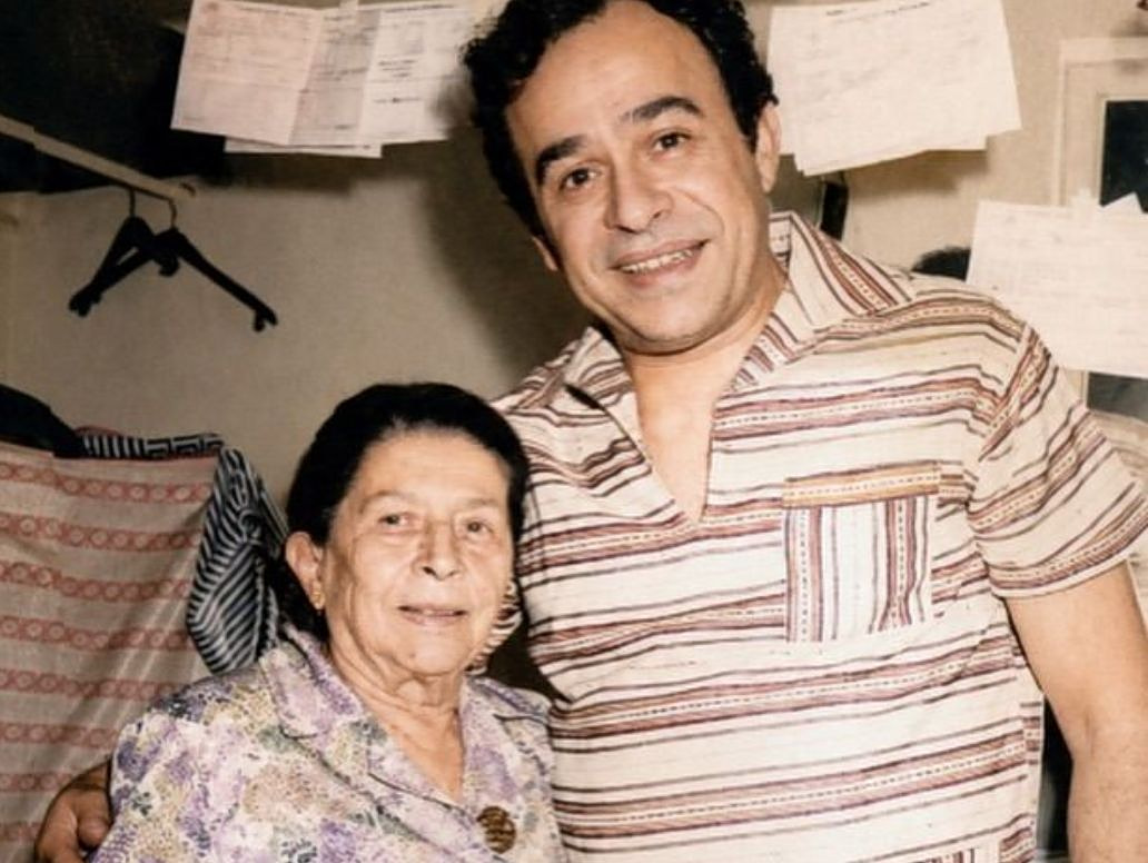 Χρόνης Εξαρχάκος- Αγκαλιά με τη μητέρα του Άννα σε μία από τις τελευταίες του φωτογραφίες 1