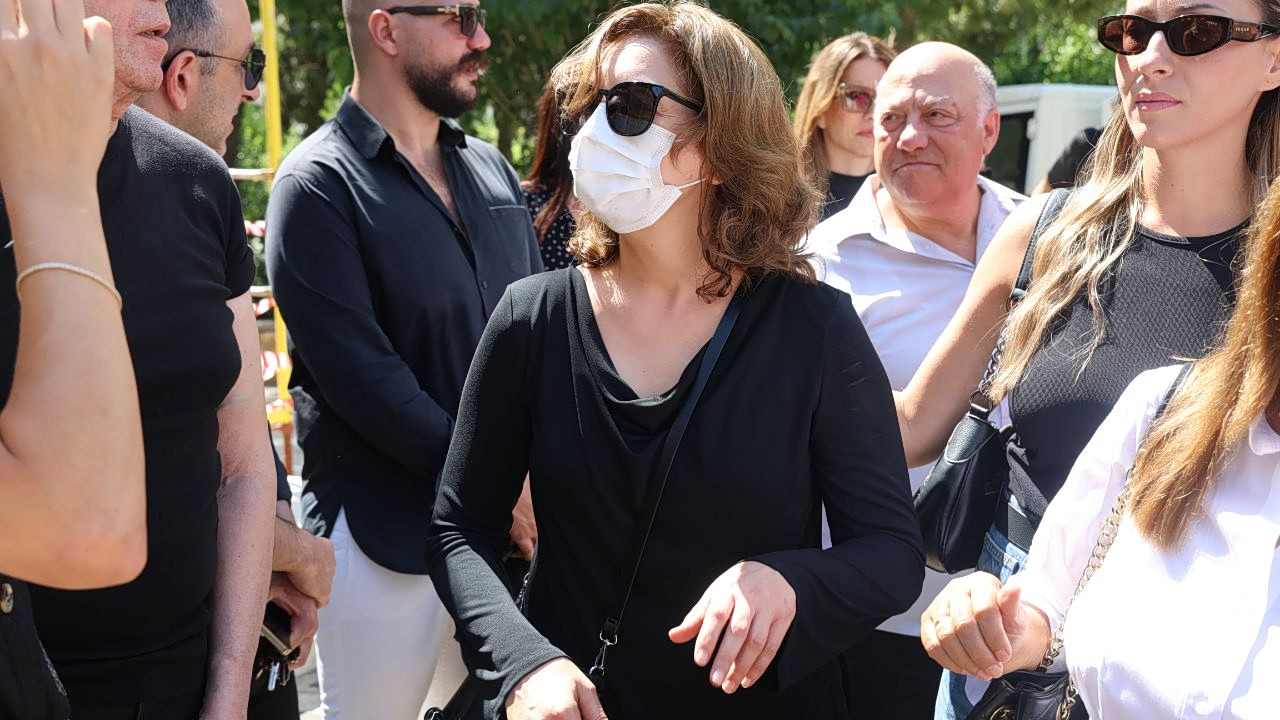 Ράγισαν καρδιές στην κηδεία της Μαίρης Λίντα – Η συγκλονιστική παρουσία της κόρης της και το ύστατο «αντίο» 1