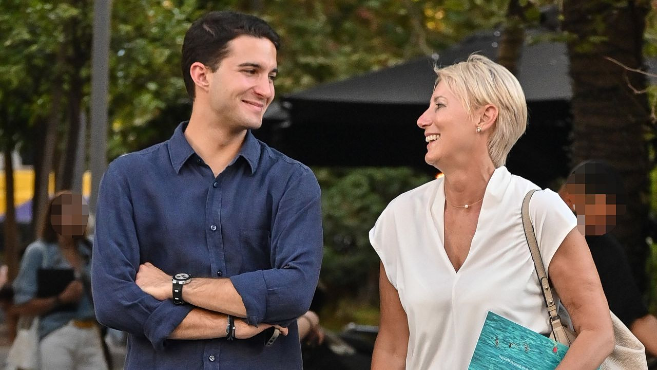 Νατάσα Παζαΐτη: Σπάνια εμφάνιση στο κέντρο της Αθήνας με τον γιο της Αλέξανδρο Καραμανλή 1