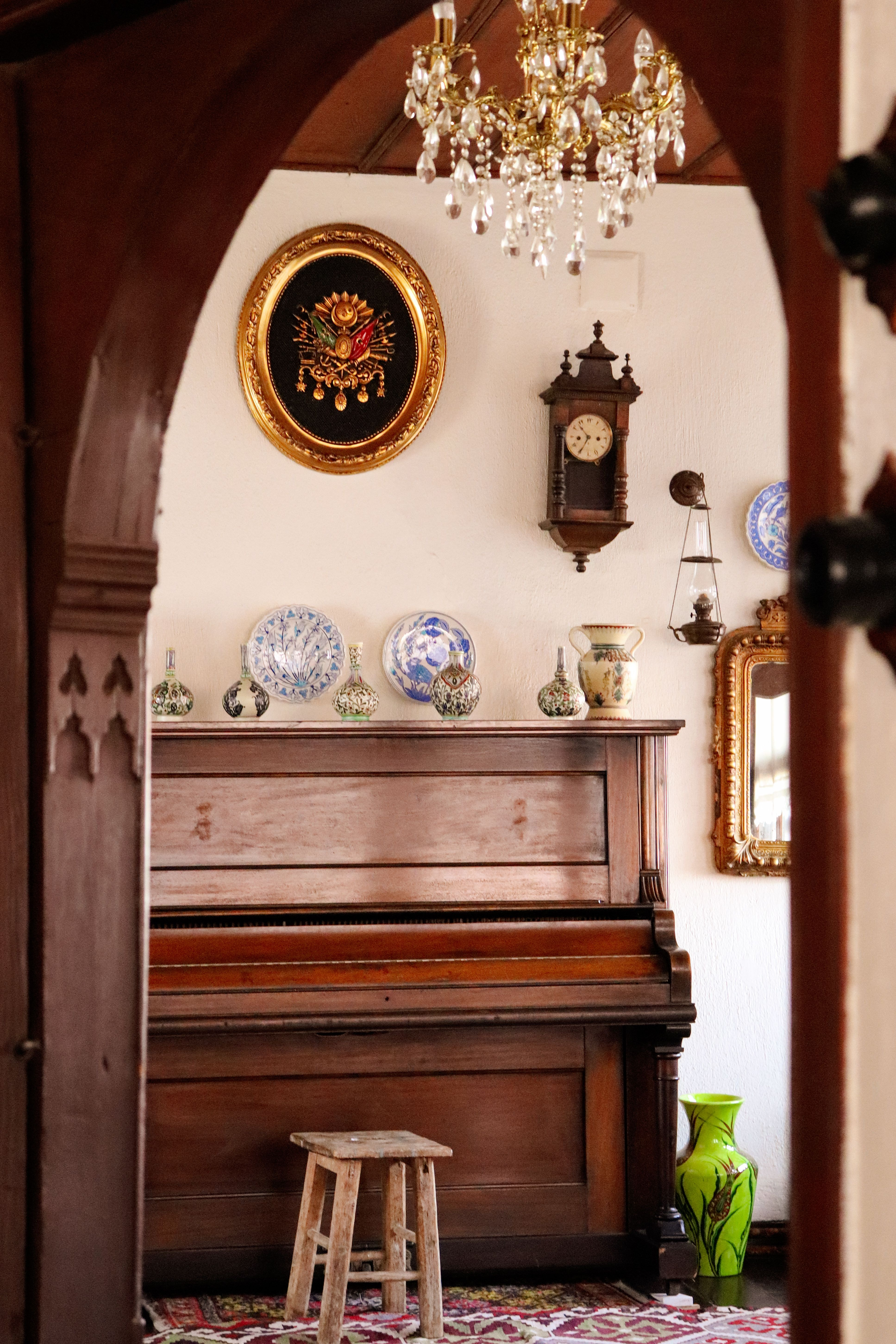 Τα vintage πιάτα αντικαθιστούν τα gallery walls στην διακόσμηση και μας γυρνούν πίσω στον χρόνο 2