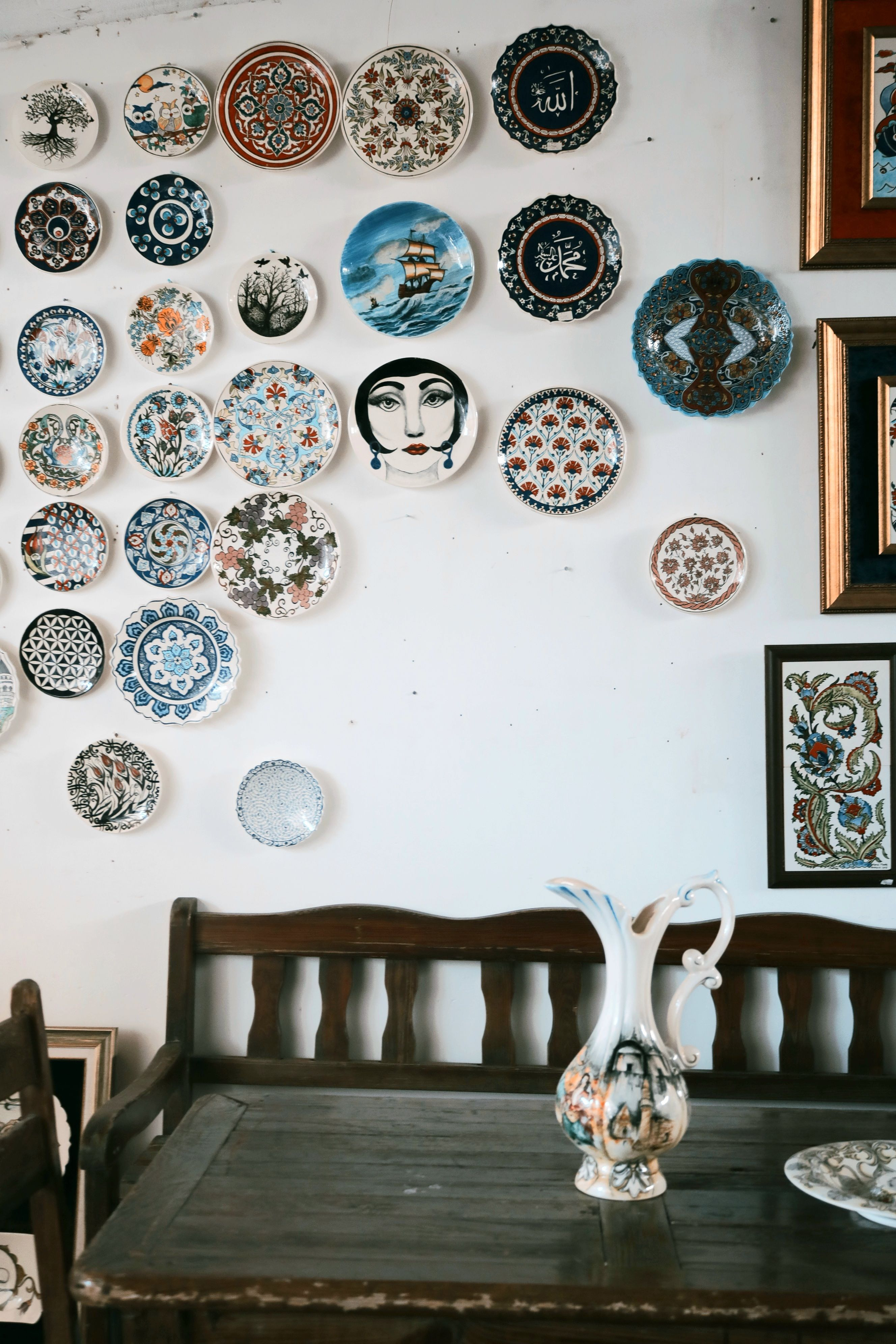 Τα vintage πιάτα αντικαθιστούν τα gallery walls στην διακόσμηση και μας γυρνούν πίσω στον χρόνο 3