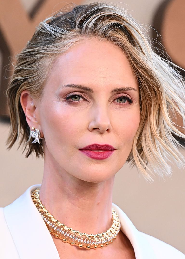 Charlize Theron: Το sleek bob και το κομψό μακιγιάζ που αξίζει να αντιγράψουμε το καλοκαίρι 2