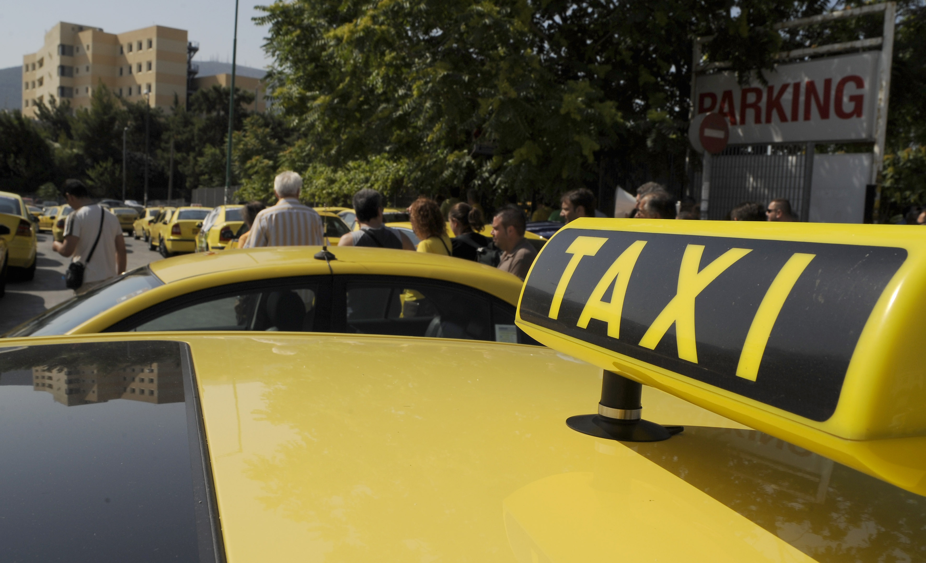Κατάληψη από το ΣΑΤΑ του γραφείου του γ. γ. Υποδομών