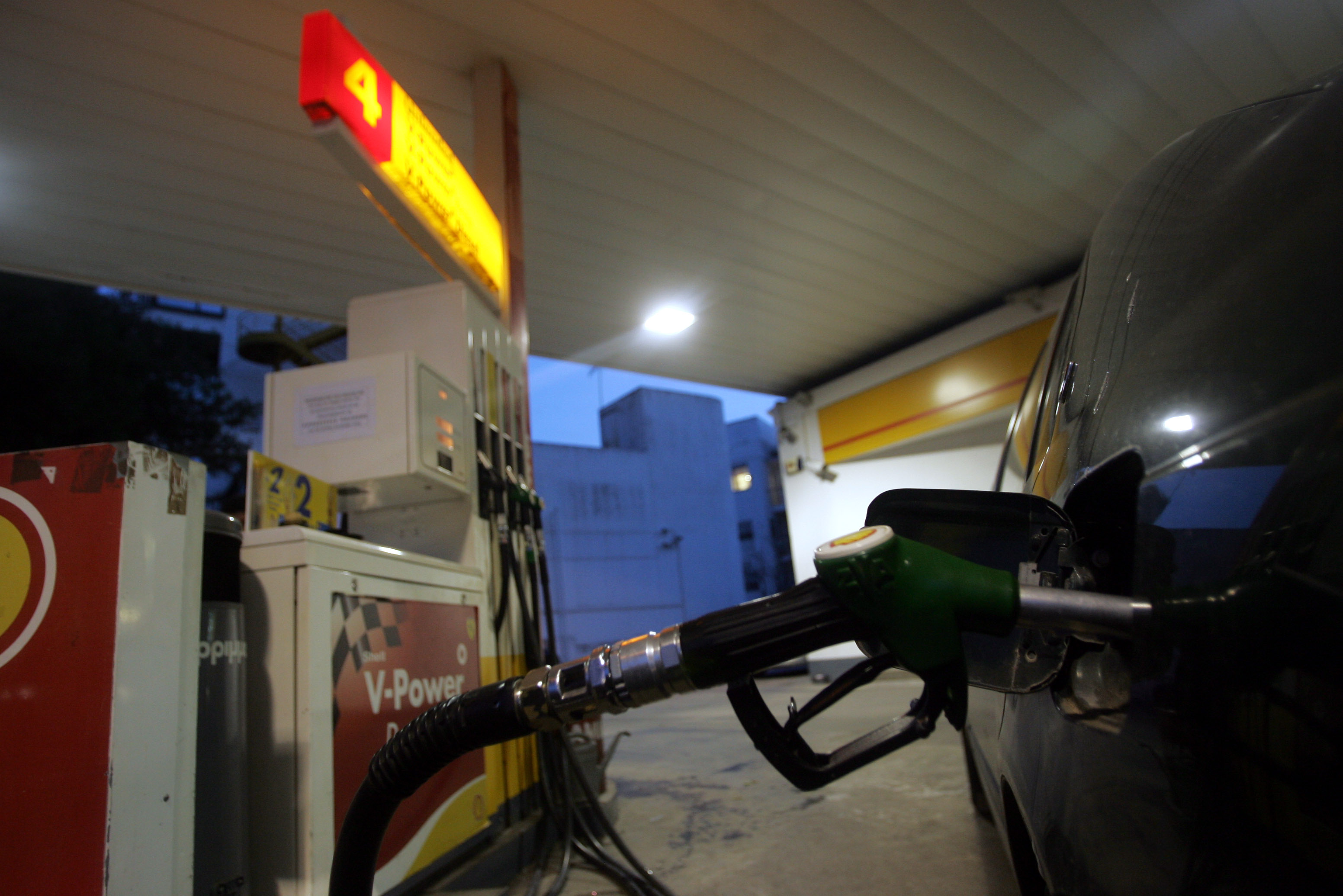 Αύξηση της τιμής της βενζίνης φέρνει το εμπάργκο στο Ιράν