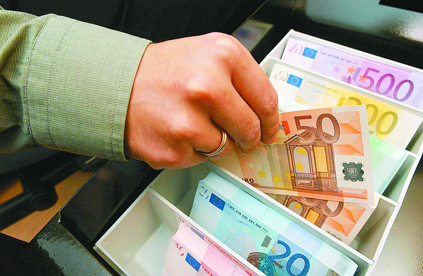Ερχεται ο Επίτροπος Χαν, με  1 δισ. ευρώ  για τους μικρομεσαίους