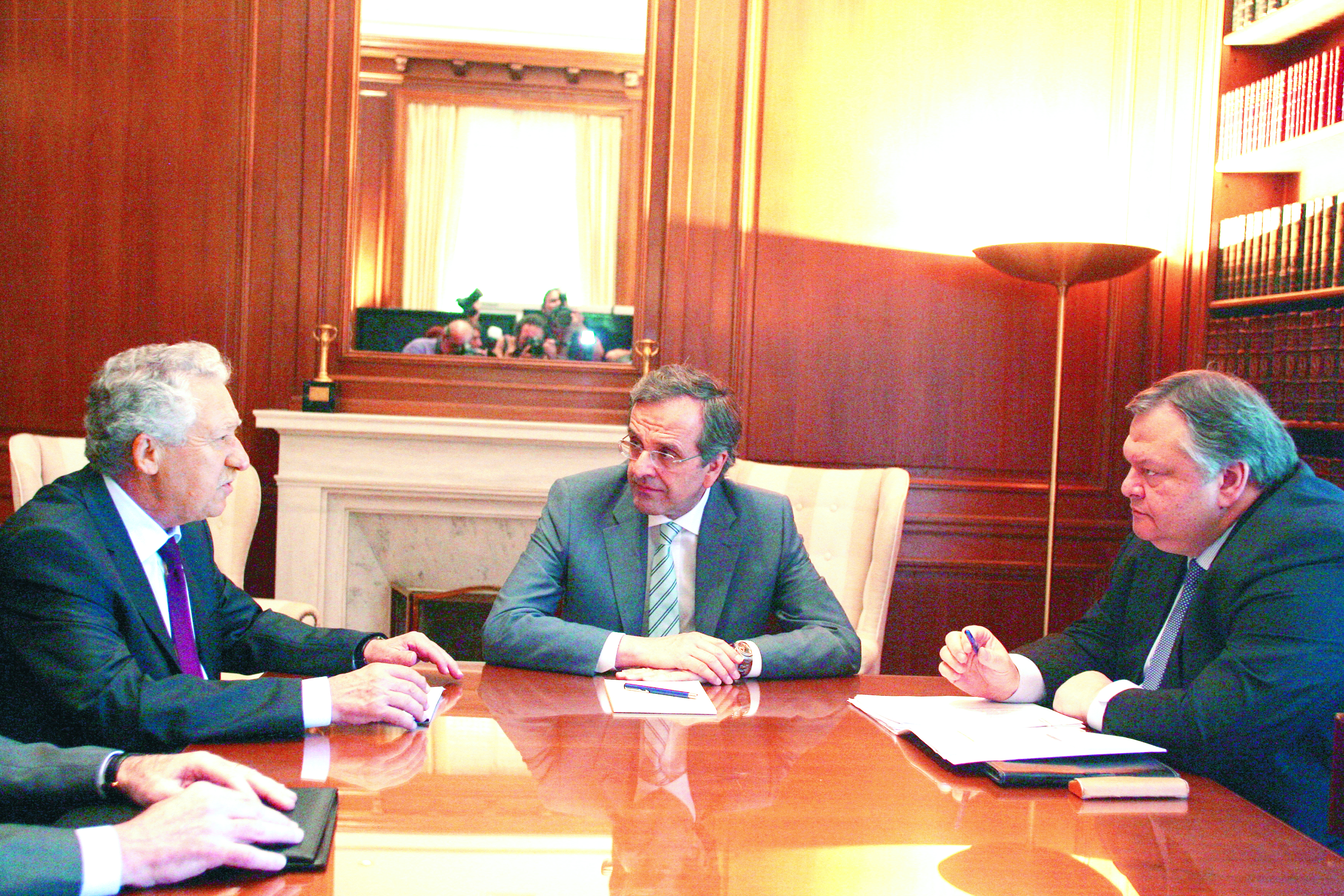 Ολοκληρώθηκε η κρίσιμη συνάντηση των τριών αρχηγών για το πακέτο των 11,5 δισ. ευρώ | tovima.gr